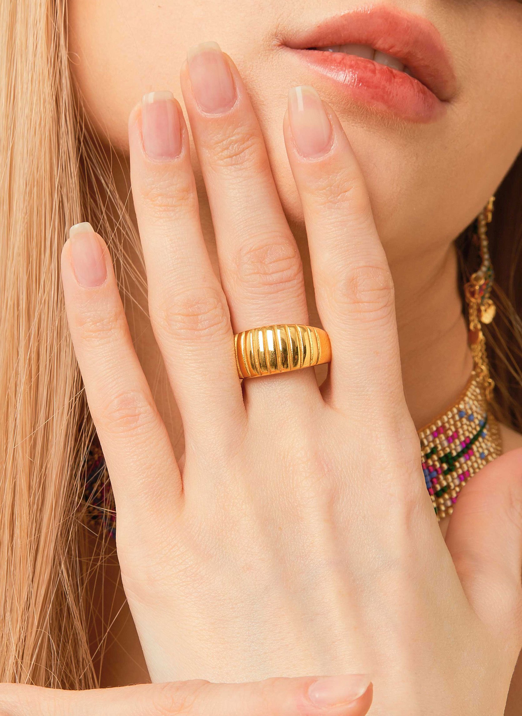 Bague avec relief en acier chirurgical trone HIPANEMA Doré