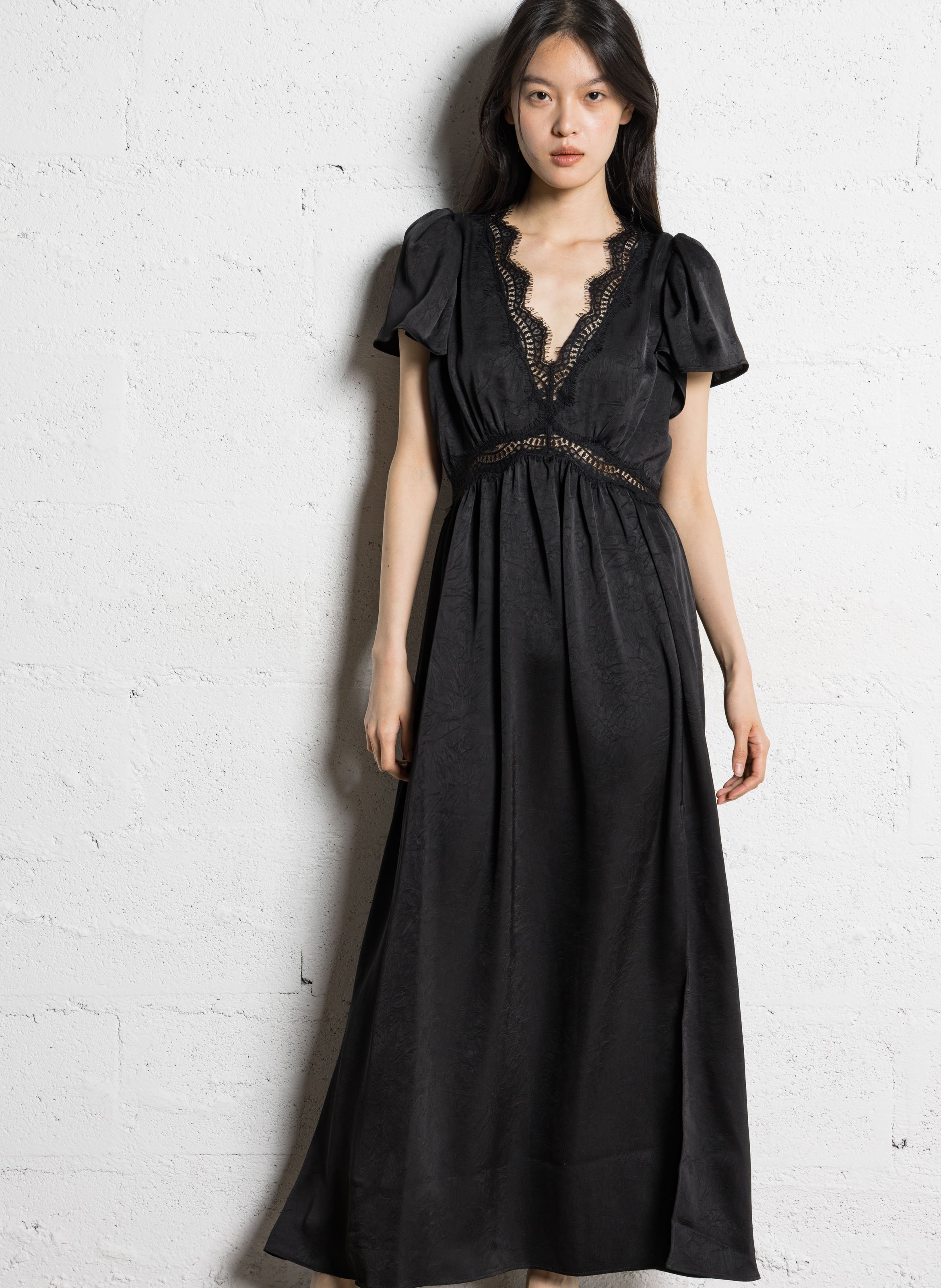 Robe longue col v satinée froissée détails dentelle IKKS Noir