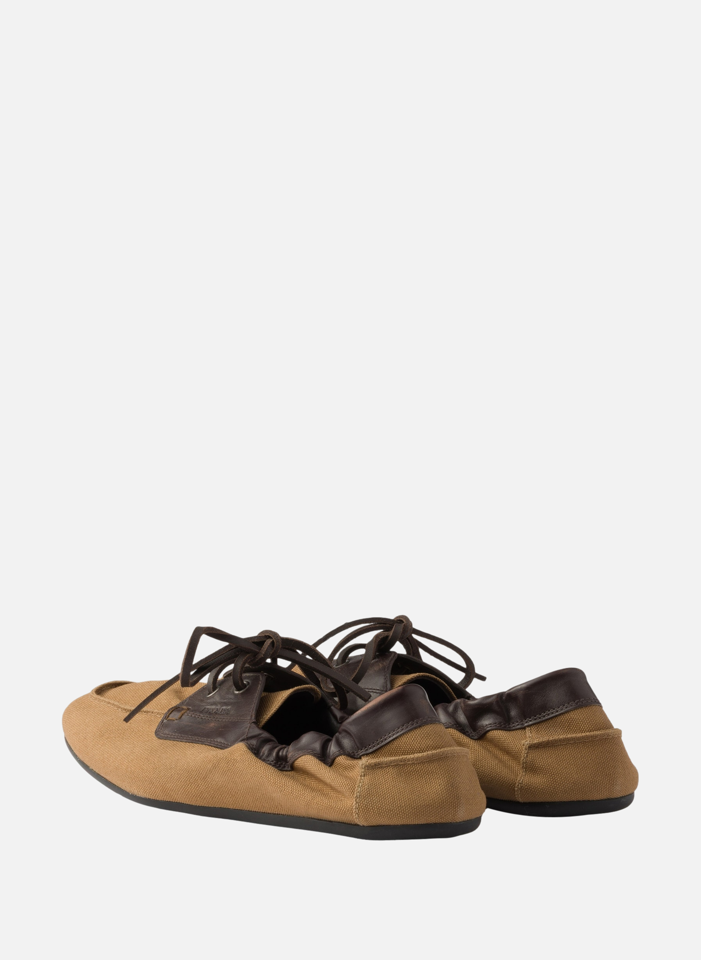 Chaussures bateau en toile vieillie et cuir PRADA Marron