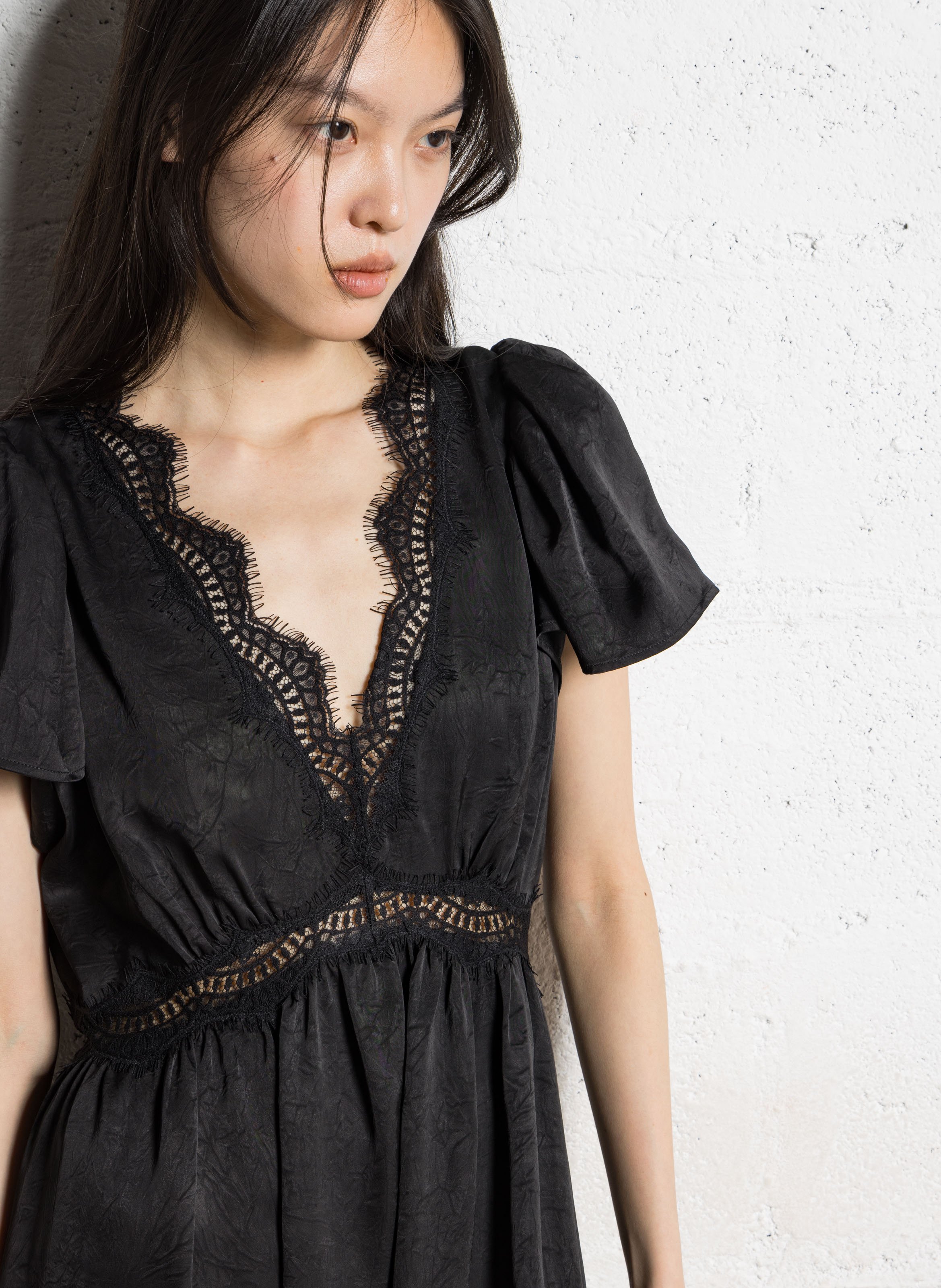 Robe longue col v satinée froissée détails dentelle IKKS Noir