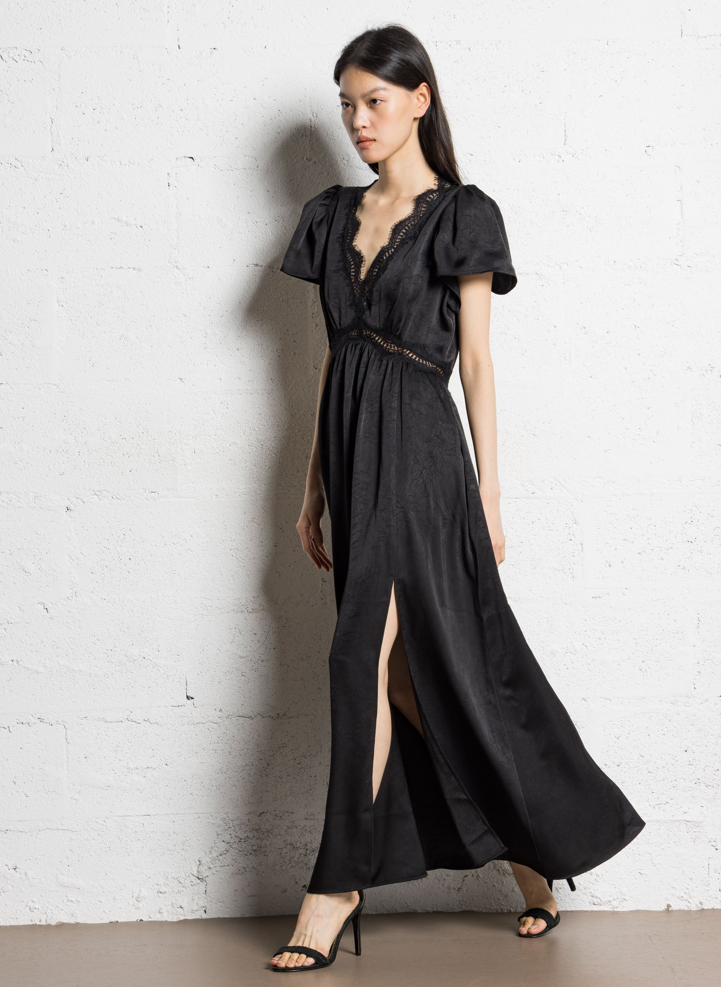 Robe longue col v satinée froissée détails dentelle IKKS Noir