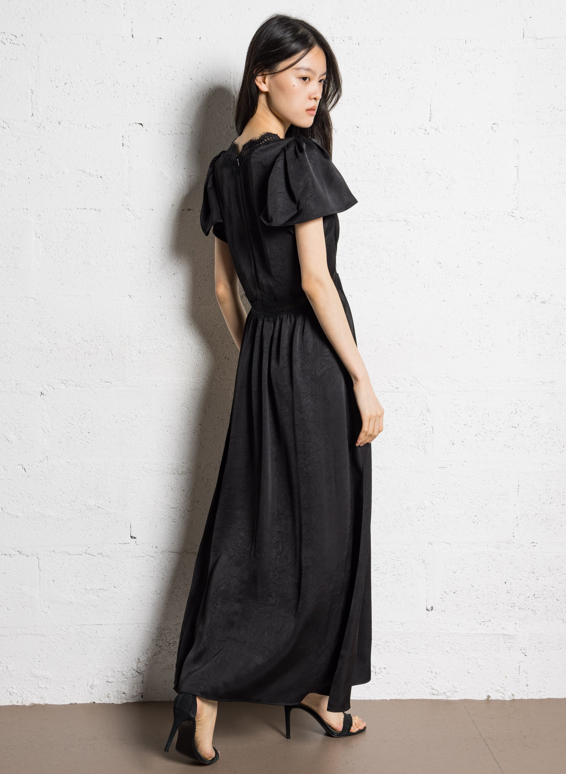 Robe longue col v satinée froissée détails dentelle IKKS Noir