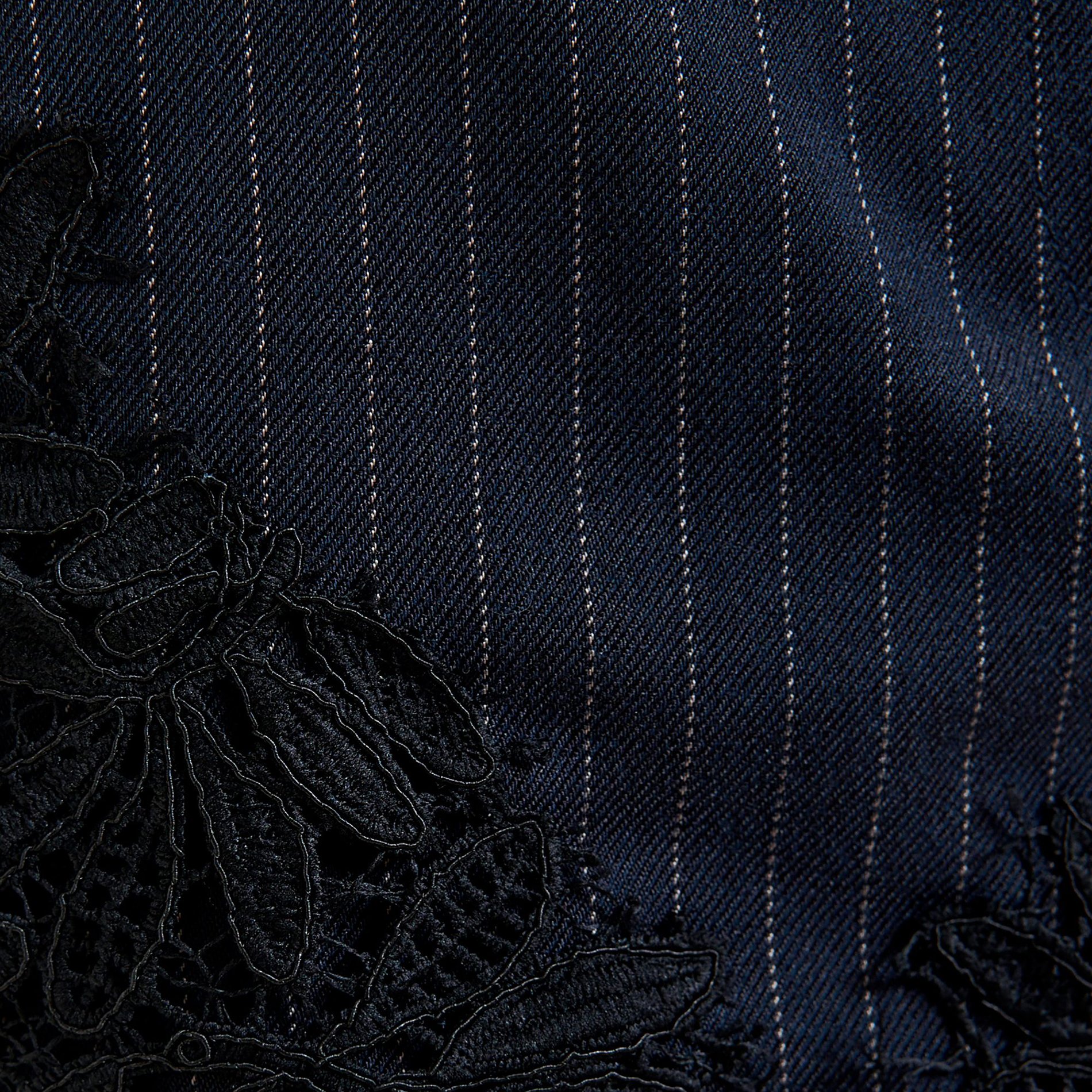 Jupe courte rayée avec dentelle Interior ESSENTIEL ANTWERP Bleu