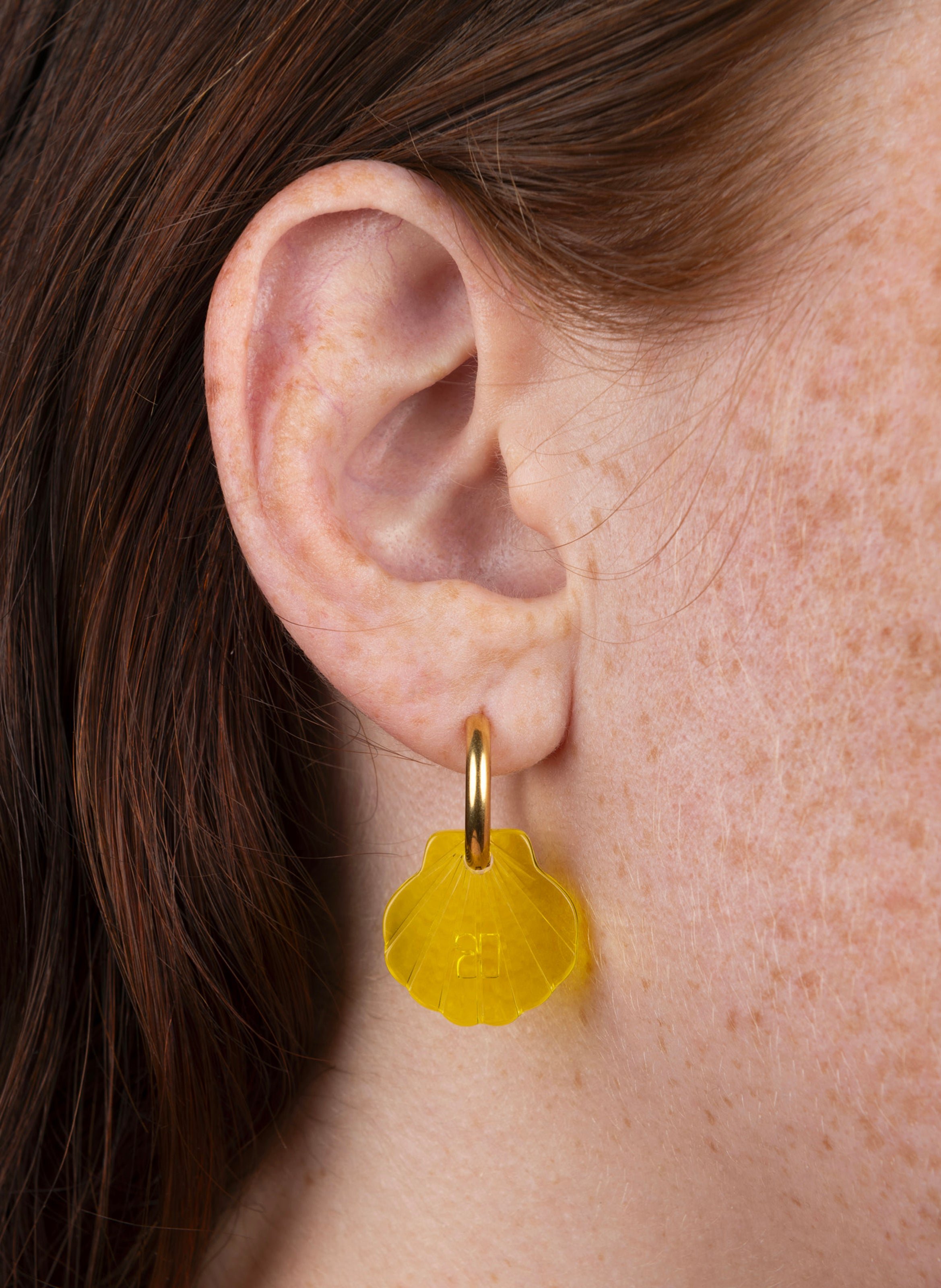 Boucles d'oreilles baby mermaid avec anneaux en acier inoxydable doré KURAGE GINZA Jaune