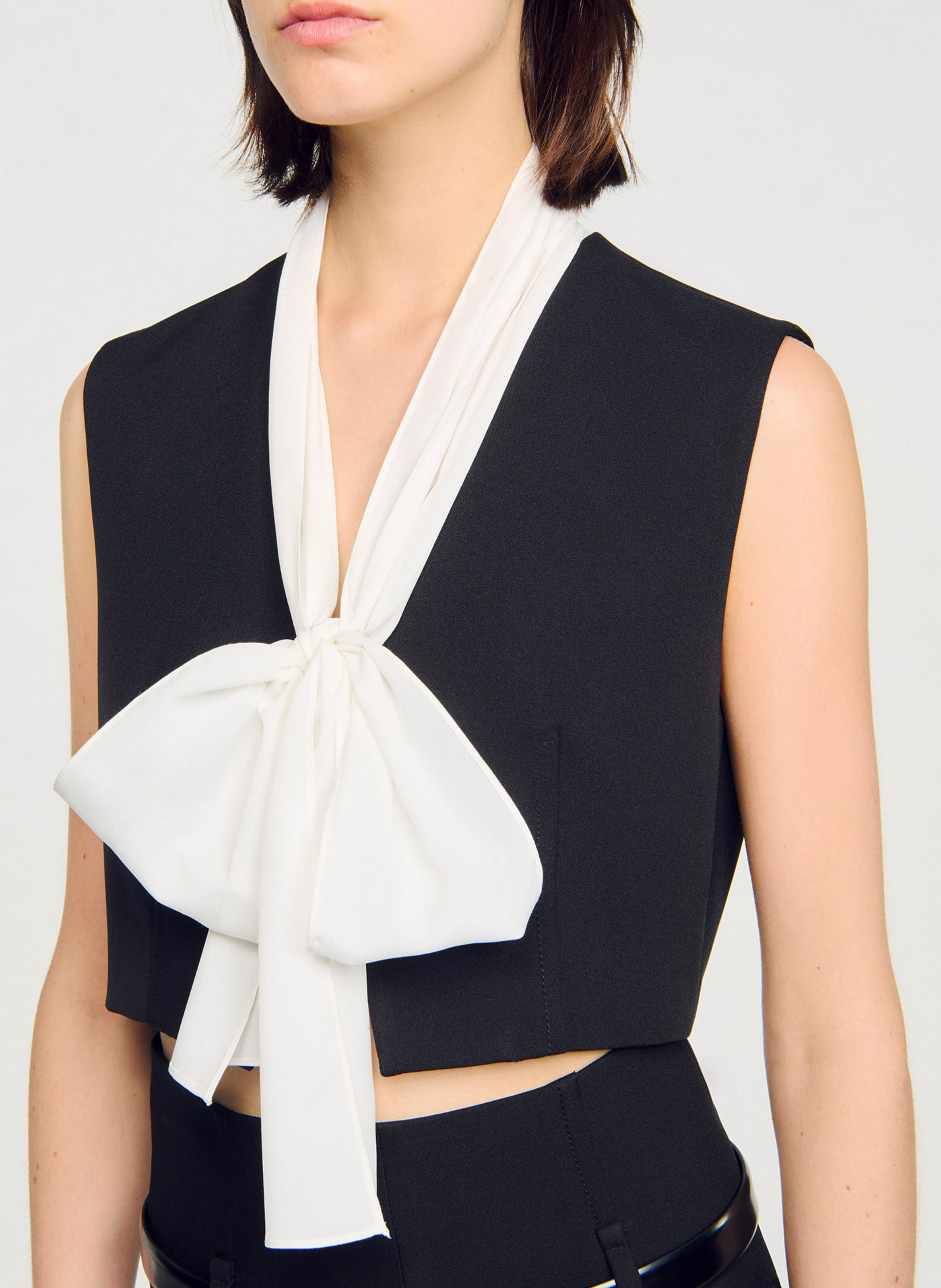 Top court à col lavallière Noir