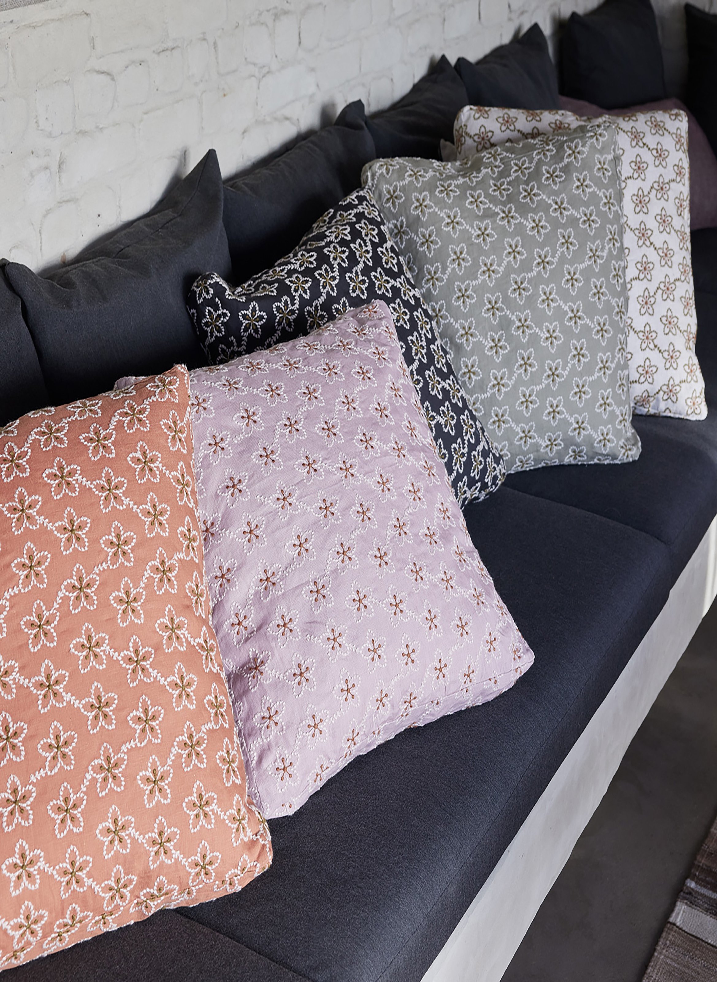 Housse de coussin brodée en lin, fleurs ALEXANDRE TURPAULT Orange