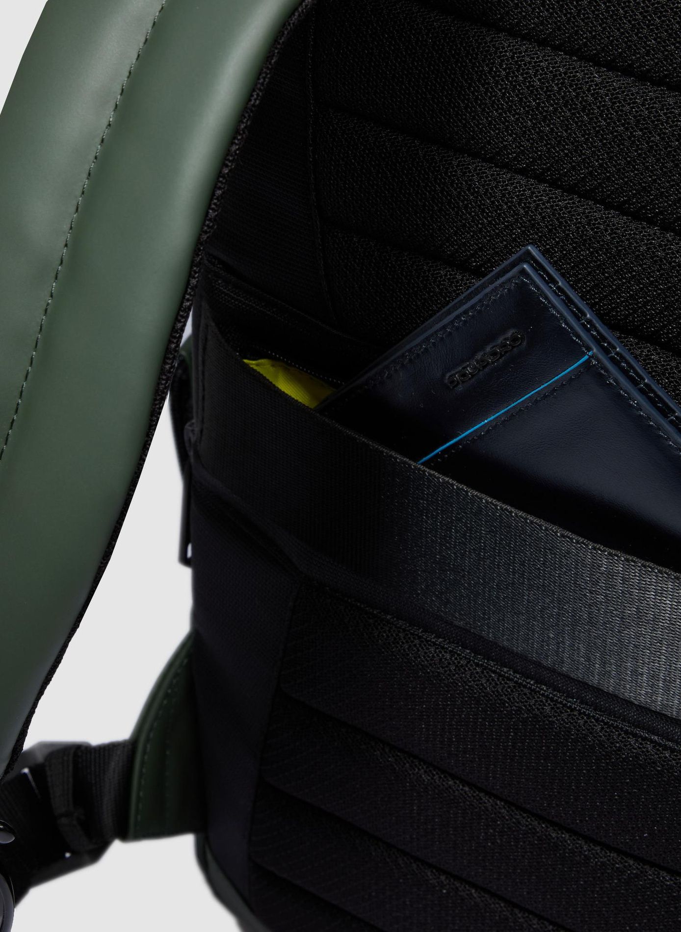Sac à dos de voyage adaptable à valise sous-siège PIQUADRO Vert