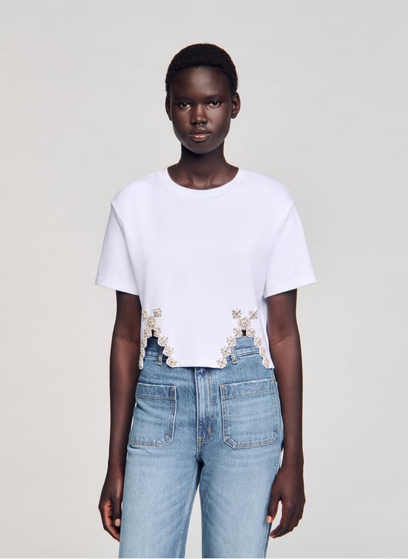 Tee-shirt court orné de strass en coton mélangé Blanc by SANDRO SANDRO Tee-shirt court orné de strass en coton mélangé Blanc