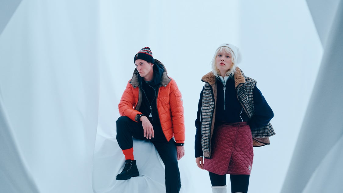 Duo de mannequin homme et femme portant des tenues de ski, doudounes, jupe matelassée