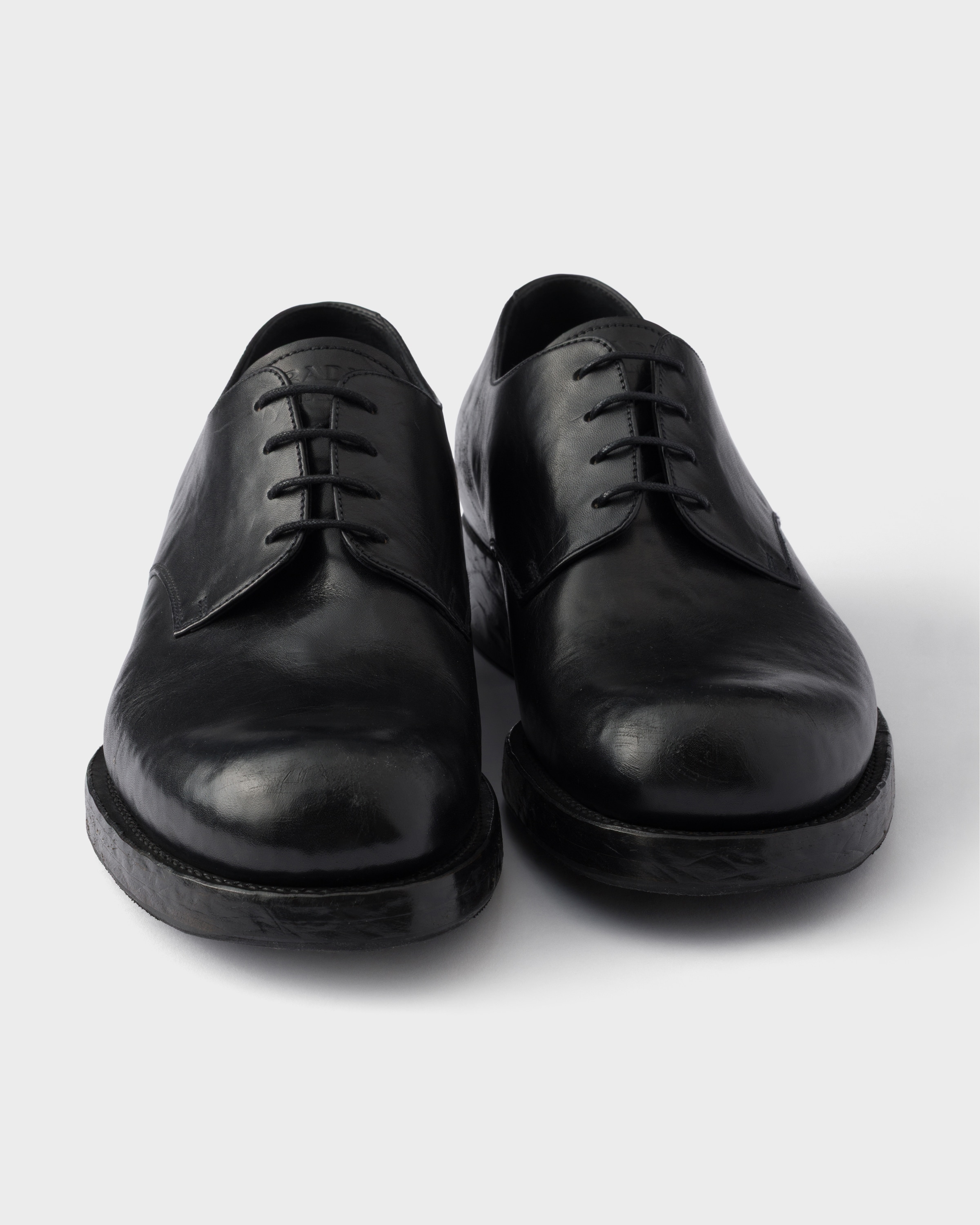 Chaussures à lacets en cuir vieilli PRADA Noir