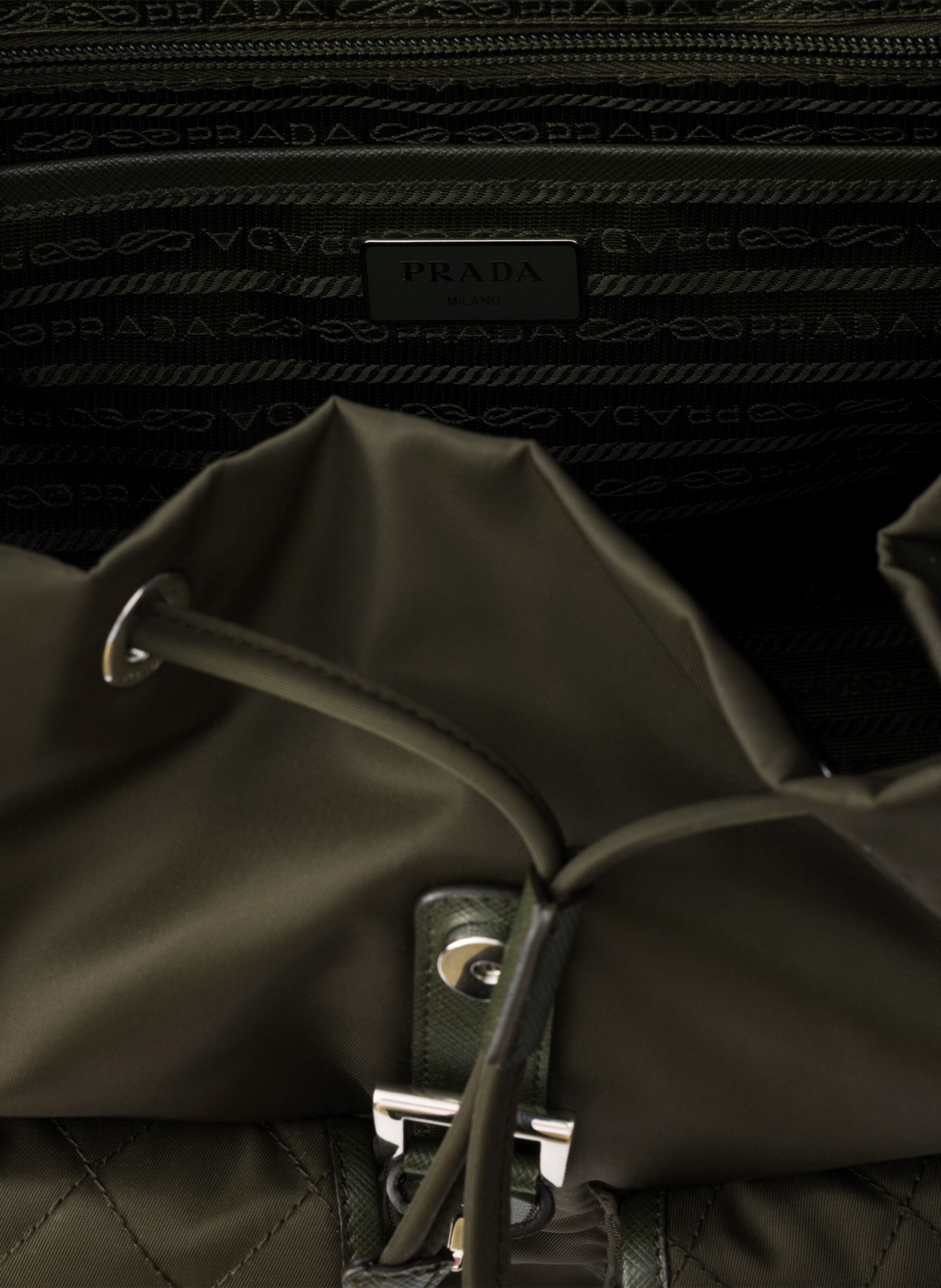 Sac à dos moyen format en re-nylon matelassé avec PRADA Vert