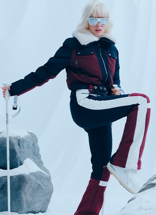 Mannequin femme portant une combinaison de ski tendance