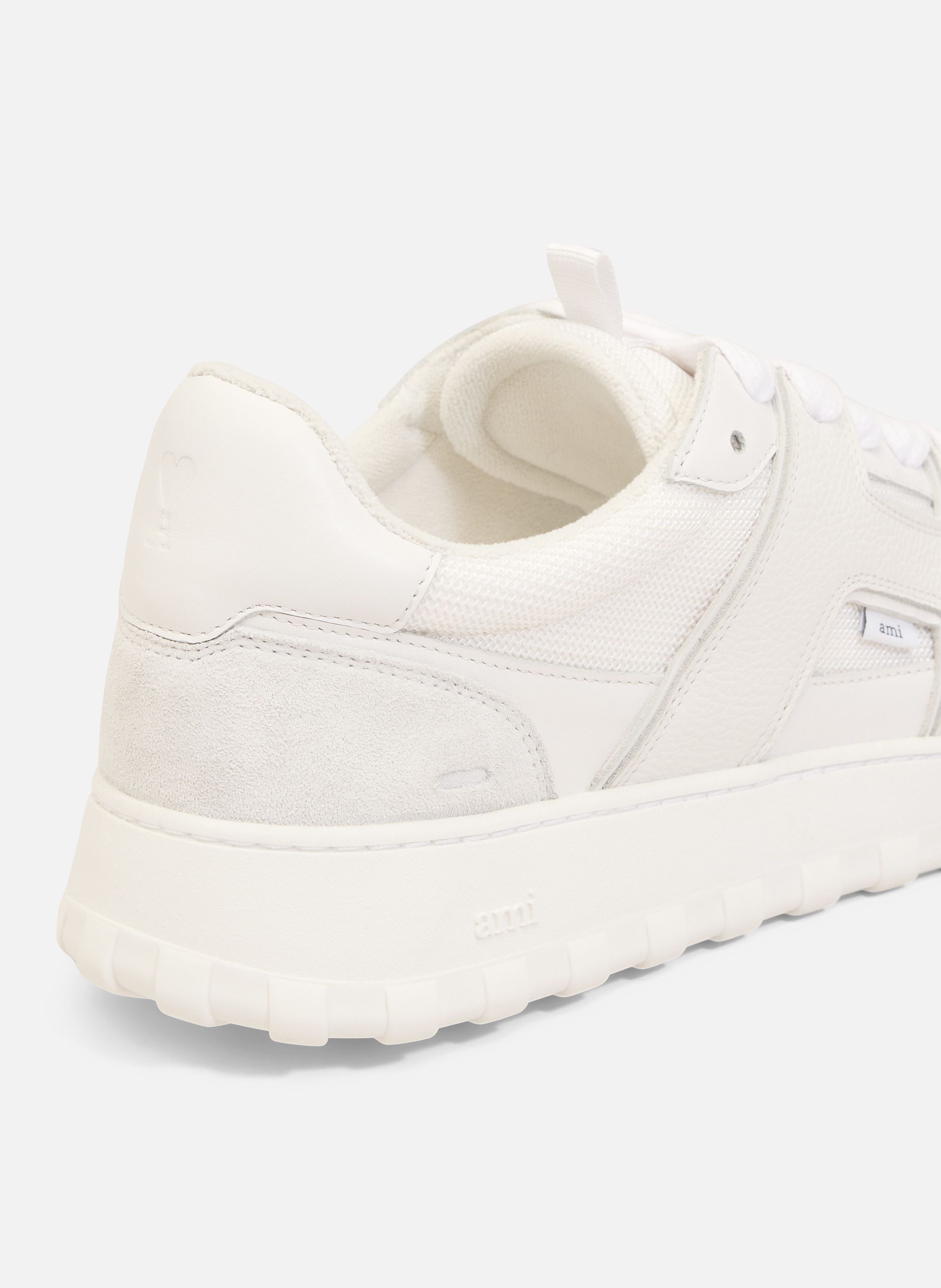 Baskets A Walk Basses En Cuir Lisse unisexes AMI PARIS Blanc