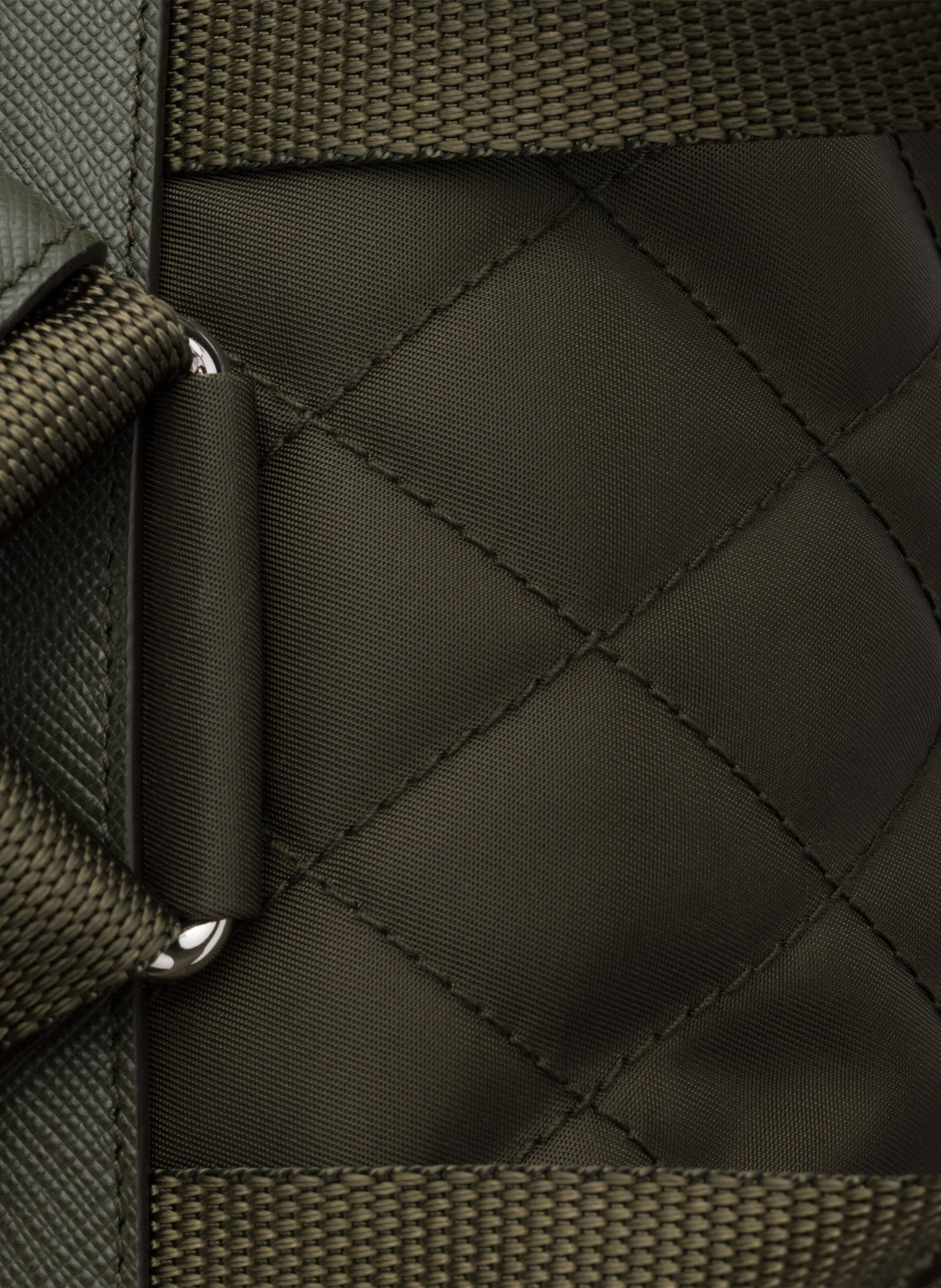 Sac à dos moyen format en re-nylon matelassé avec PRADA Vert