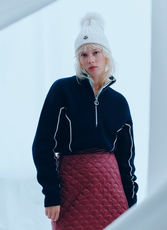 Focus mannequin femme en tenue tendance en dehors des pistes