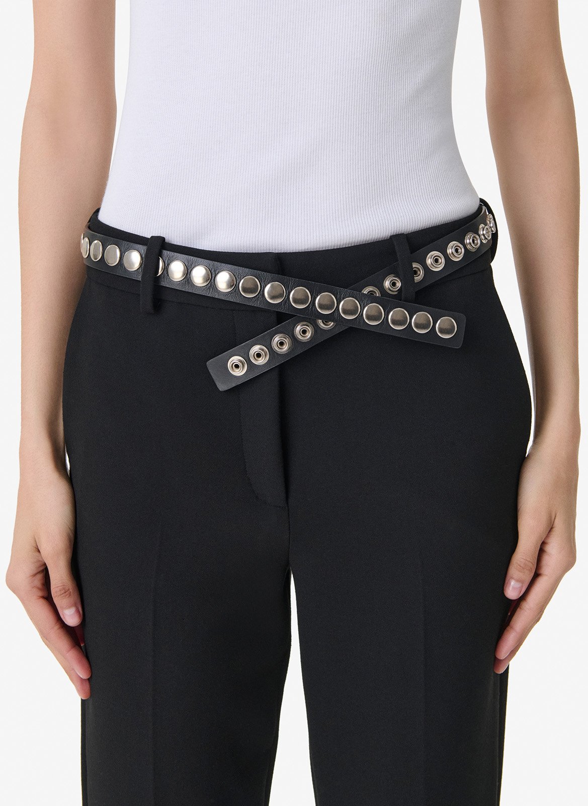 Leren riem met studs en click-sluiting. IRO Zwart