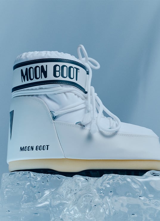 Focus produit Moonboot posée sur un cube de glace
