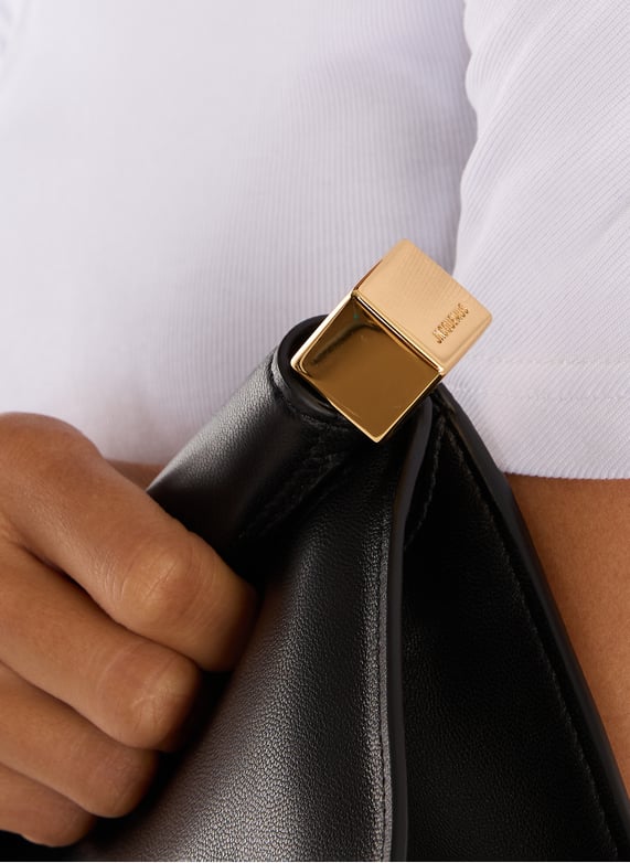 La petite pochette Rond Carré | Noir by JACQUEMUS La petite pochette Rond Carré Noir