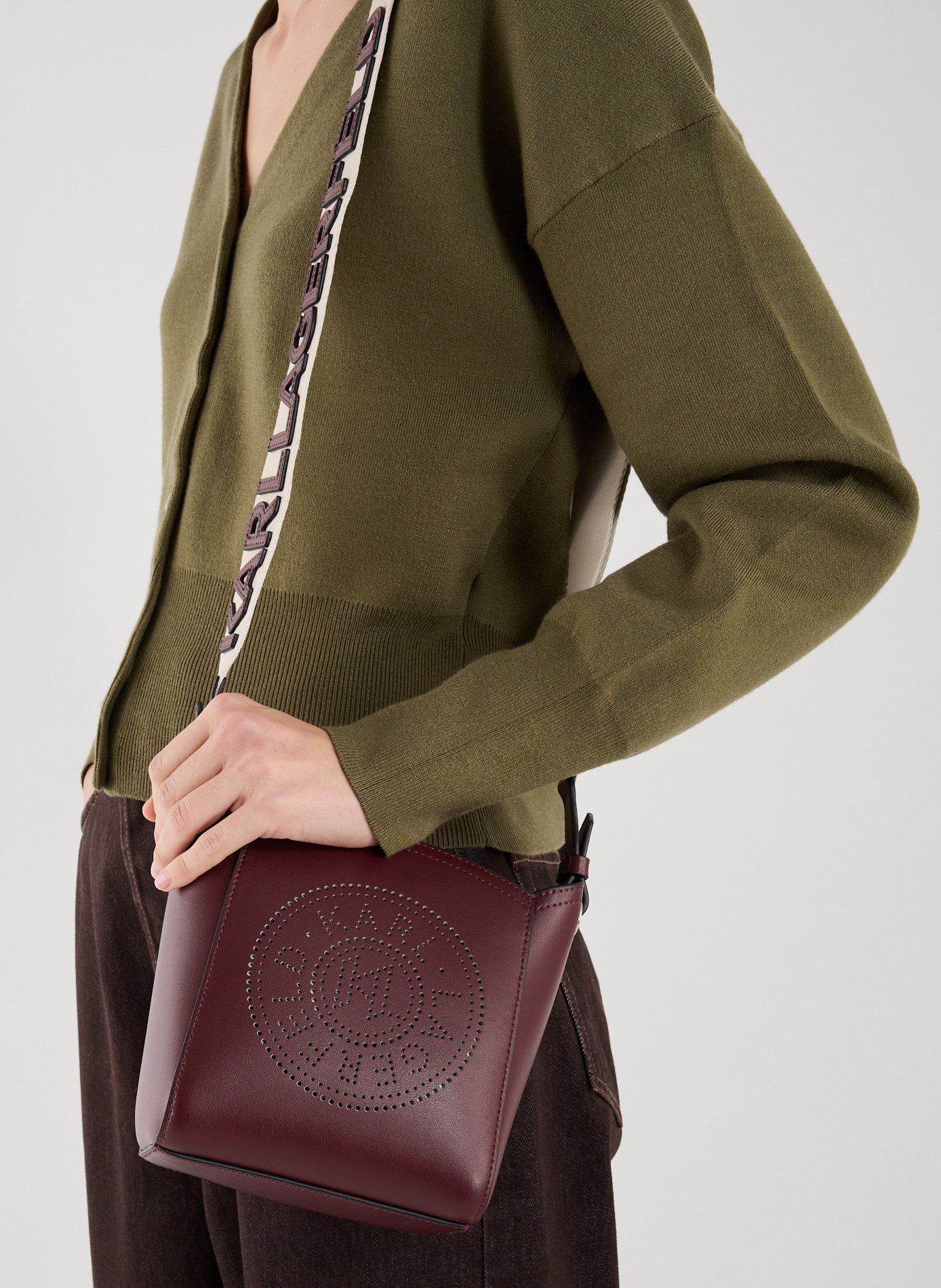 Petit sac bandoulière seau en cuir KARL LAGERFELD Rouge