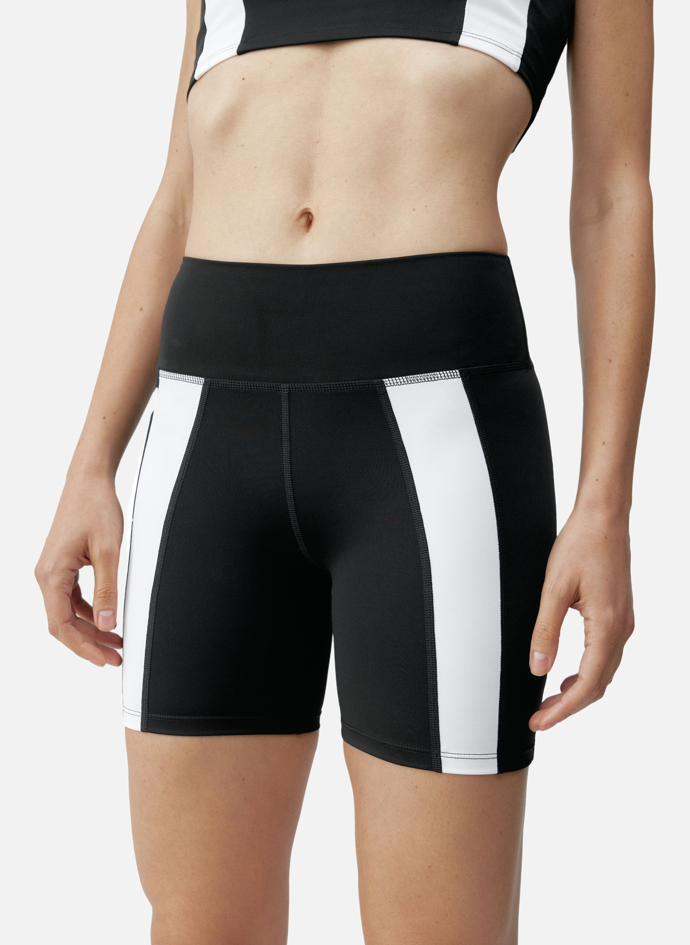 Short moulant de sport performance bindi BORN LIVING YOGA Noir