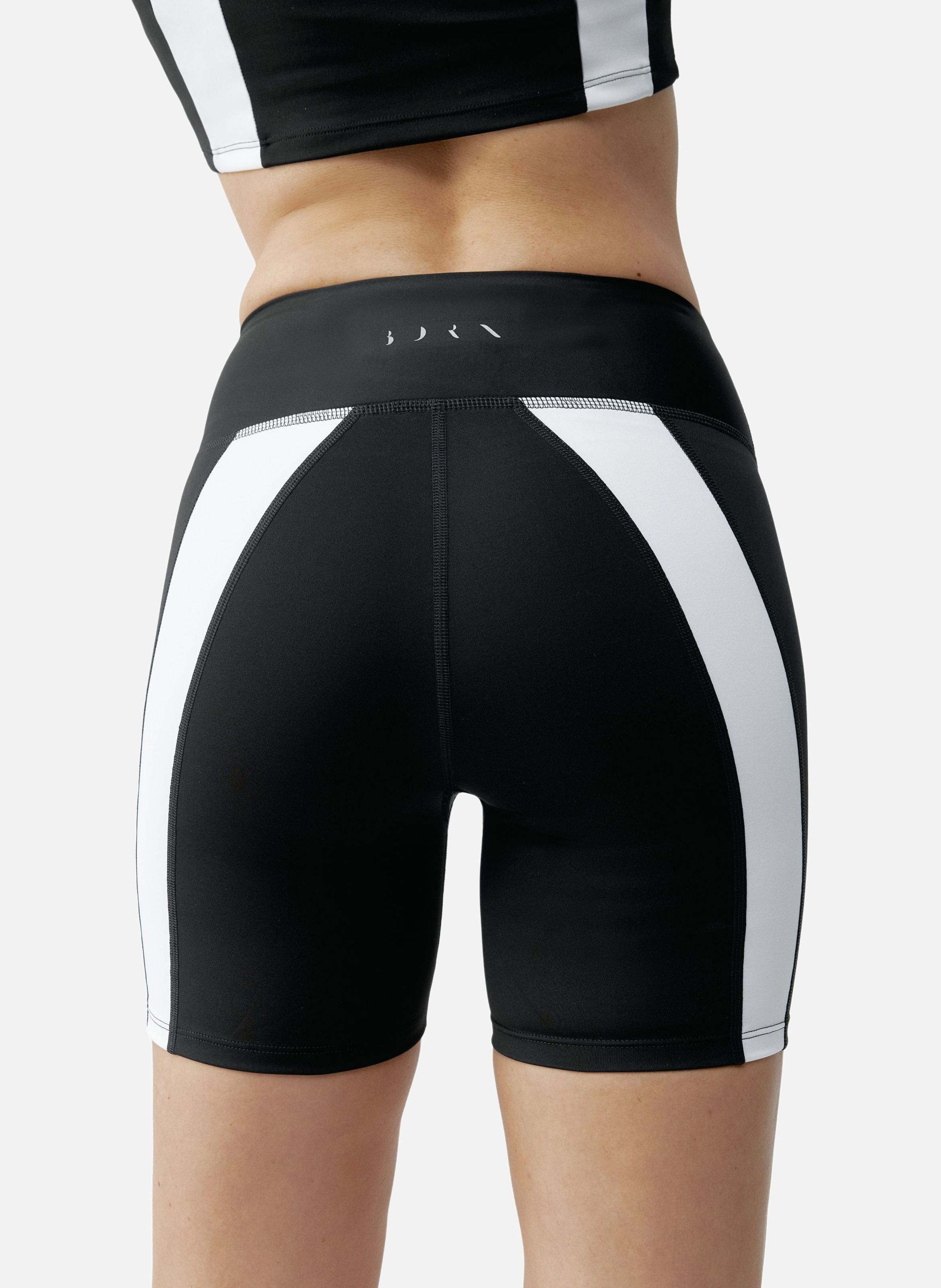 Short moulant de sport performance bindi BORN LIVING YOGA Noir