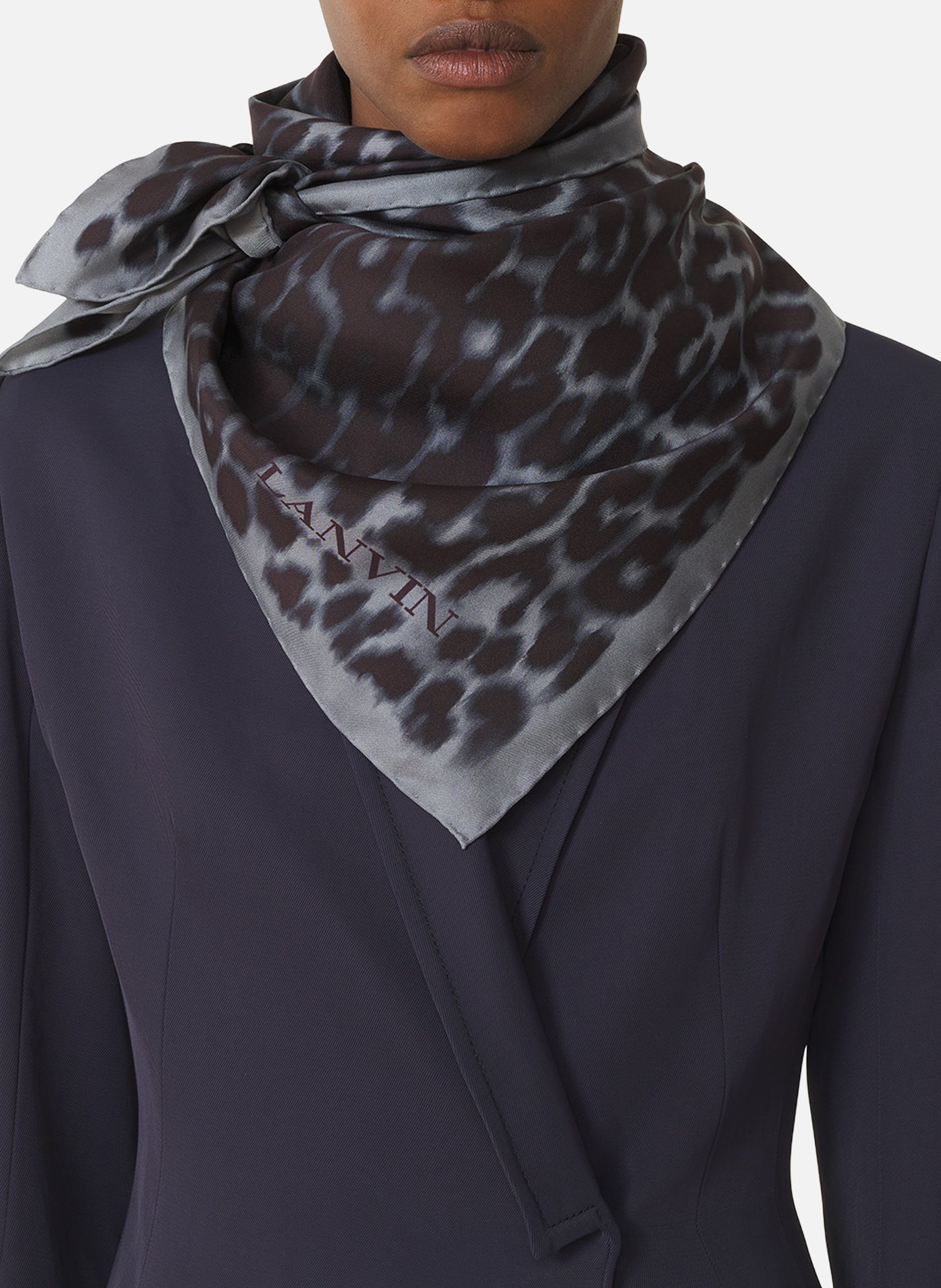 Carré en soie imprimé léopard LANVIN Gris
