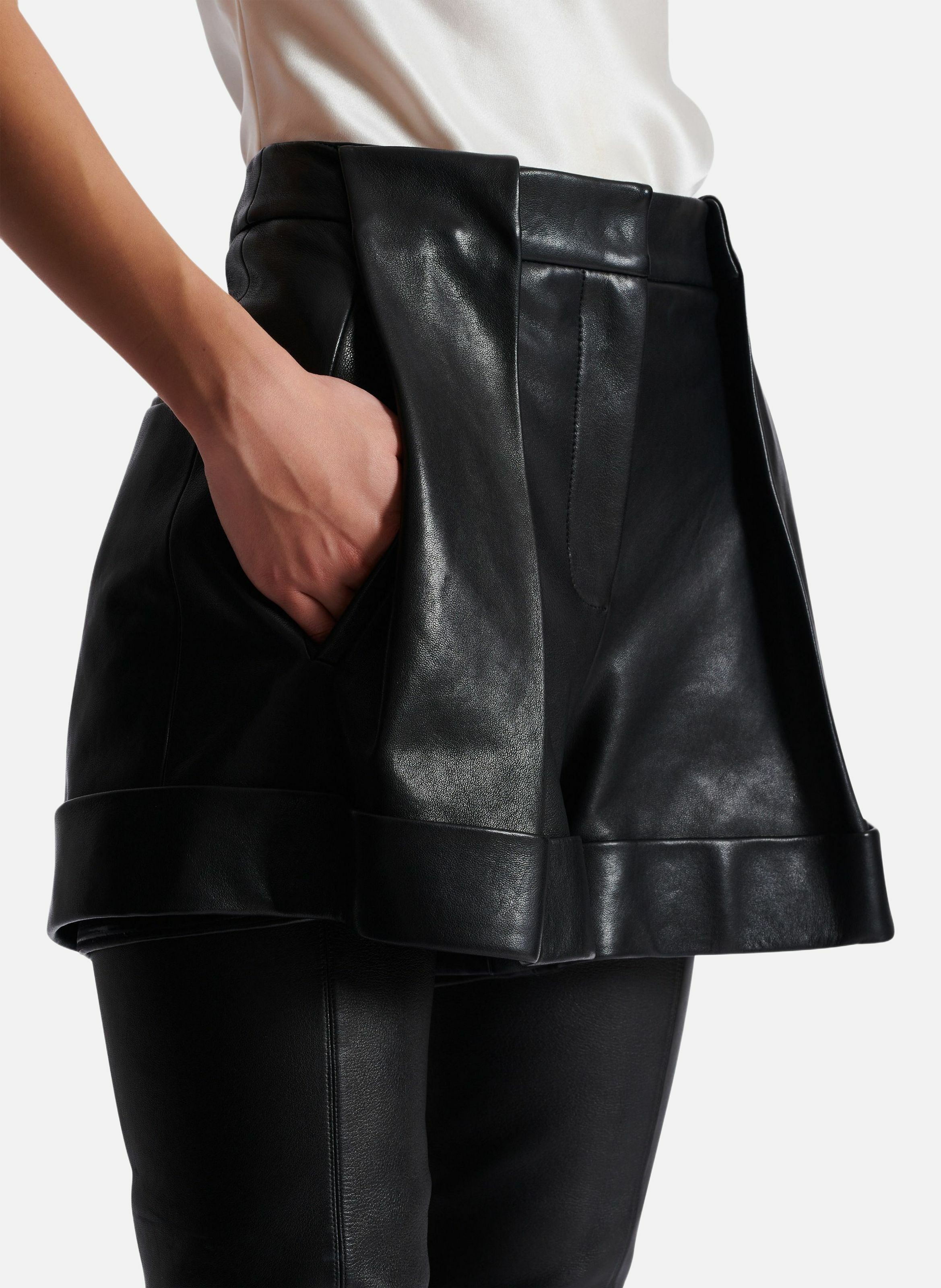 Short à plis en cuir d'agneau BALMAIN Noir