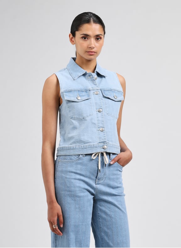 Veste sans manches en denim de coton Bleu by SUNCOO SUNCOO Veste sans manches en denim de coton Bleu