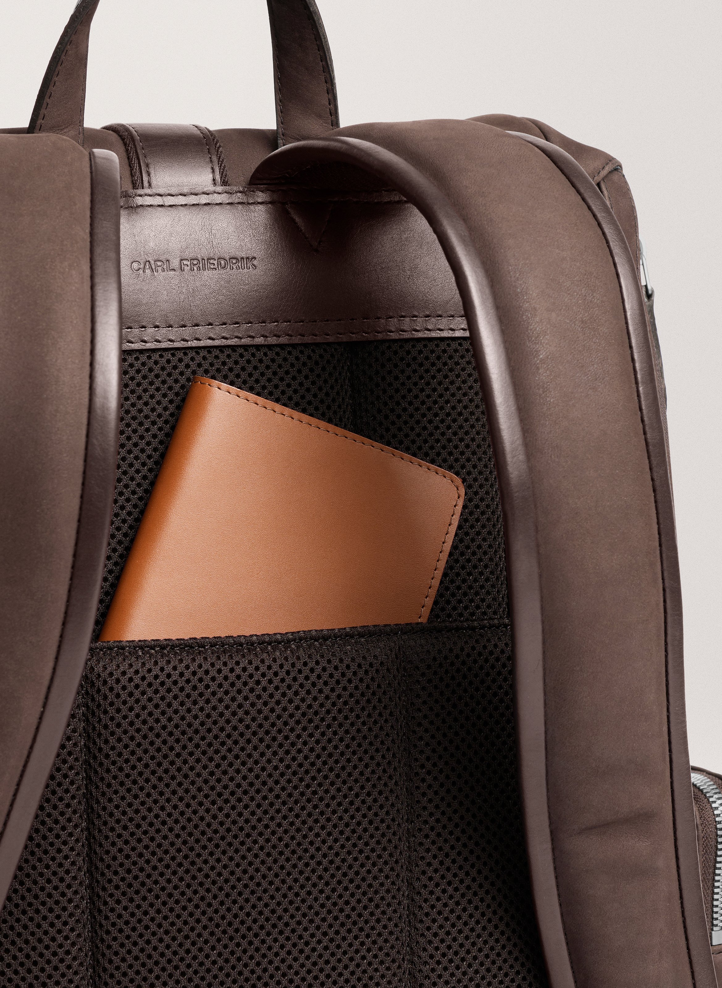 Sac à dos 'Traverse' en cuir nubuck CARL FRIEDRIK Marron