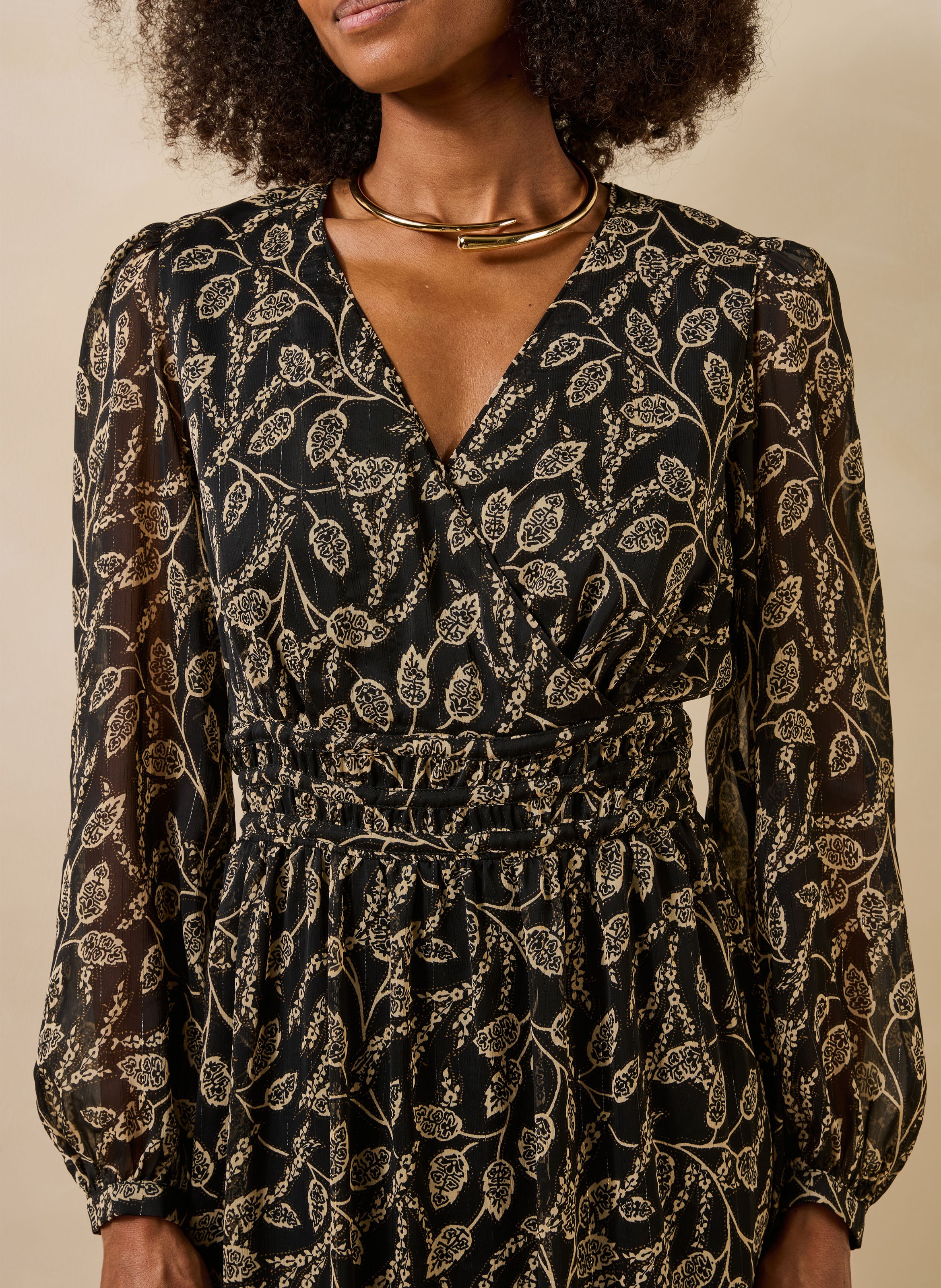 Lange jurk met overslaghals en print LA FEE MARABOUTEE Zwart