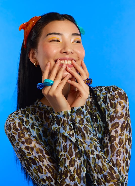 Femme maquilage jaune spécial Coachella