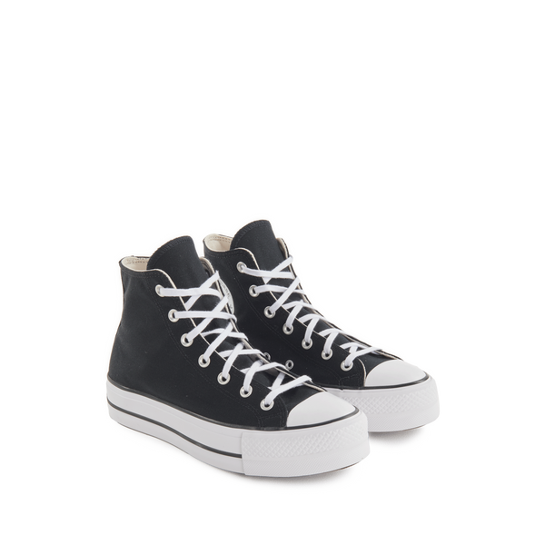 Converse Chuck Taylor Trainers In Black