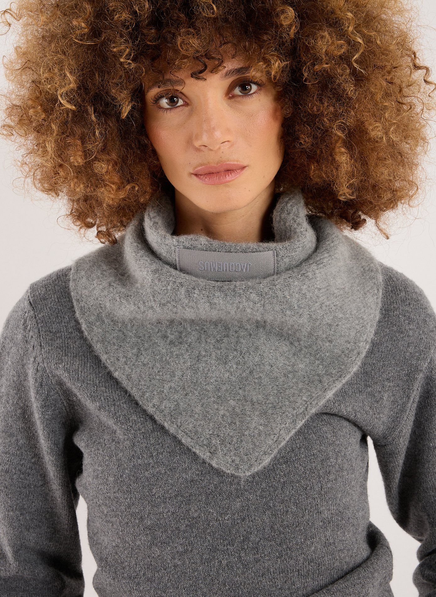 The Gros Grain Shawl JACQUEMUS Grey
