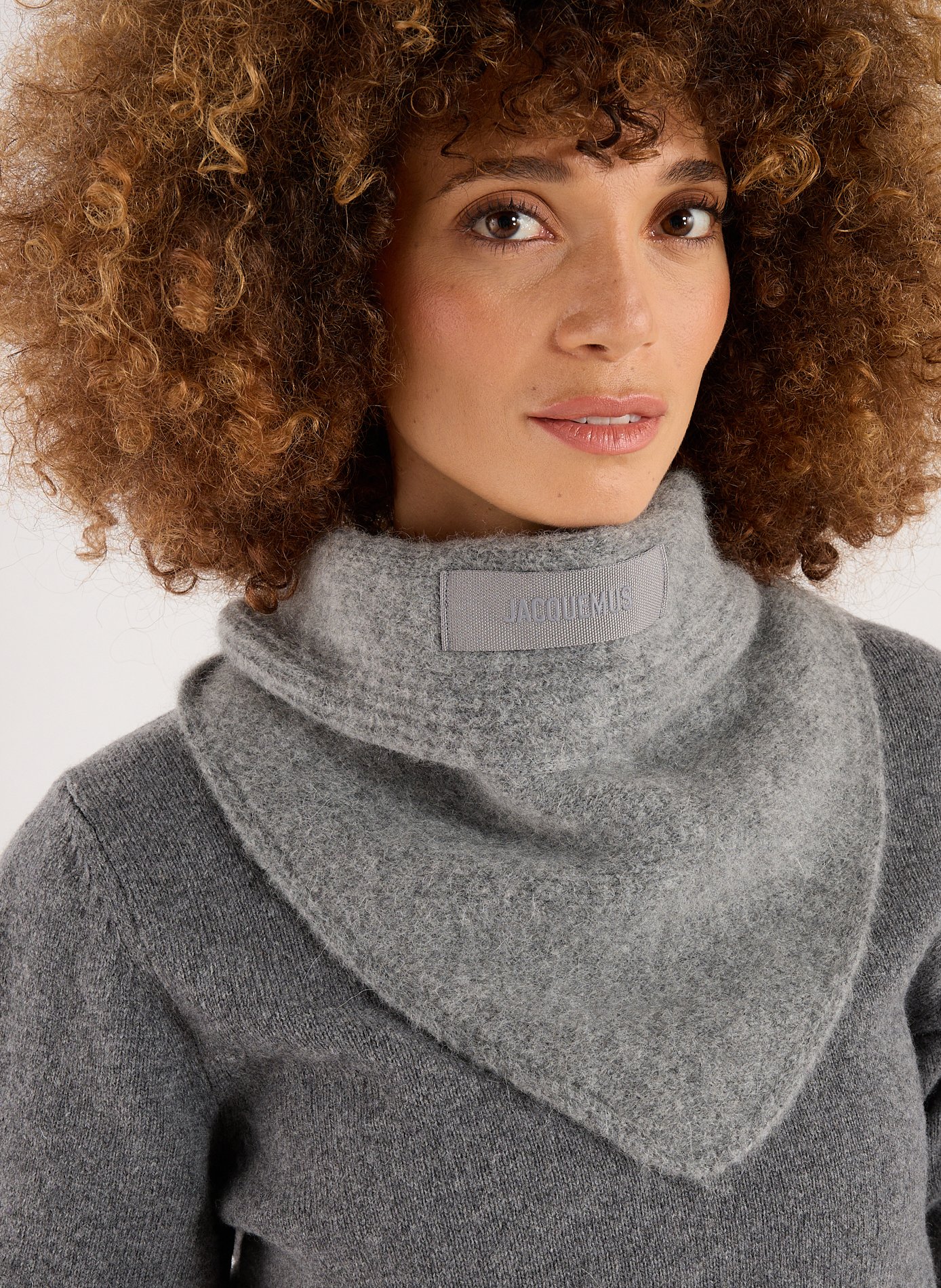 The Gros Grain Shawl JACQUEMUS Grey