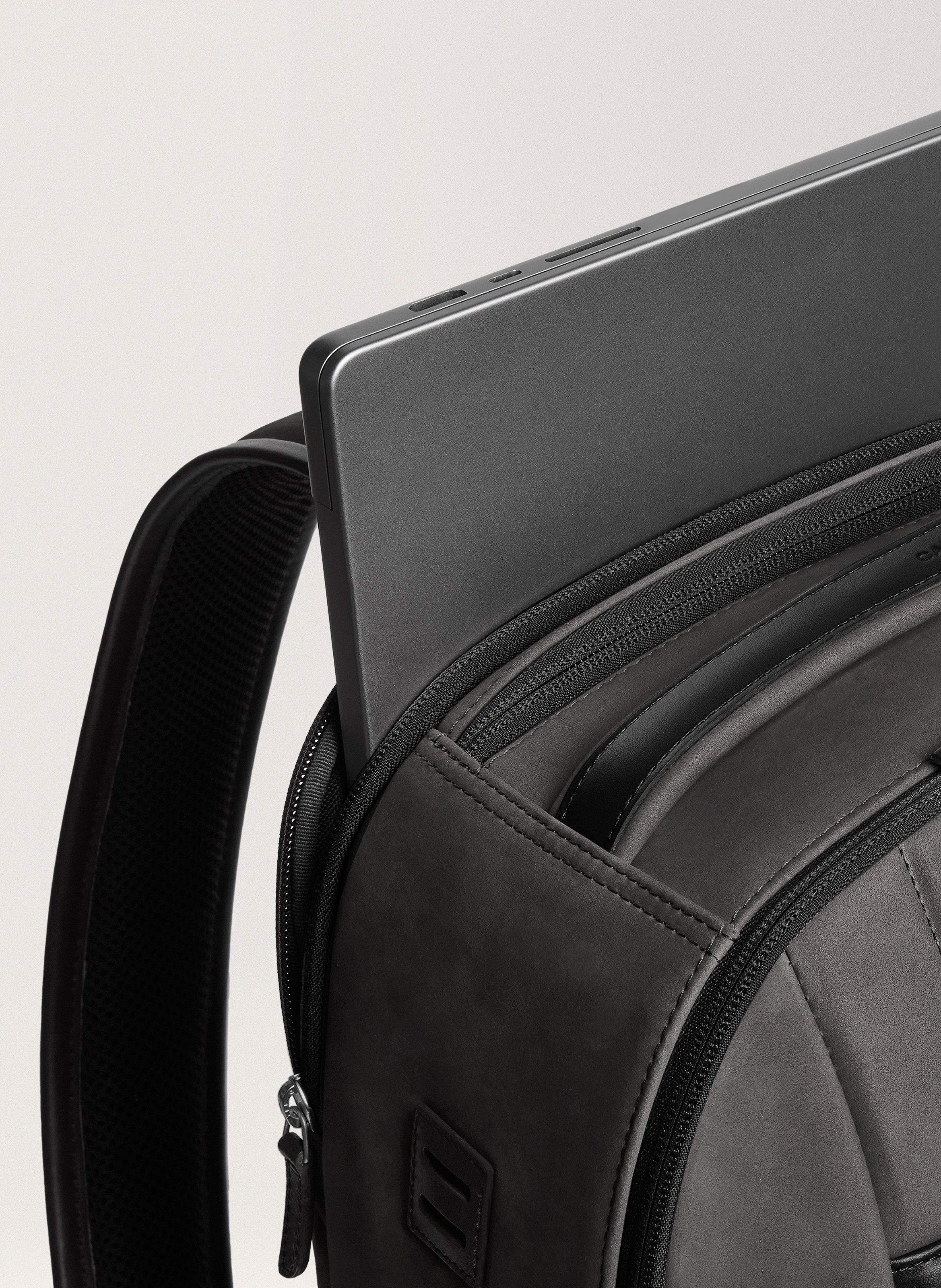 Sac à dos '72-hour' en cuir nubuck CARL FRIEDRIK Gris