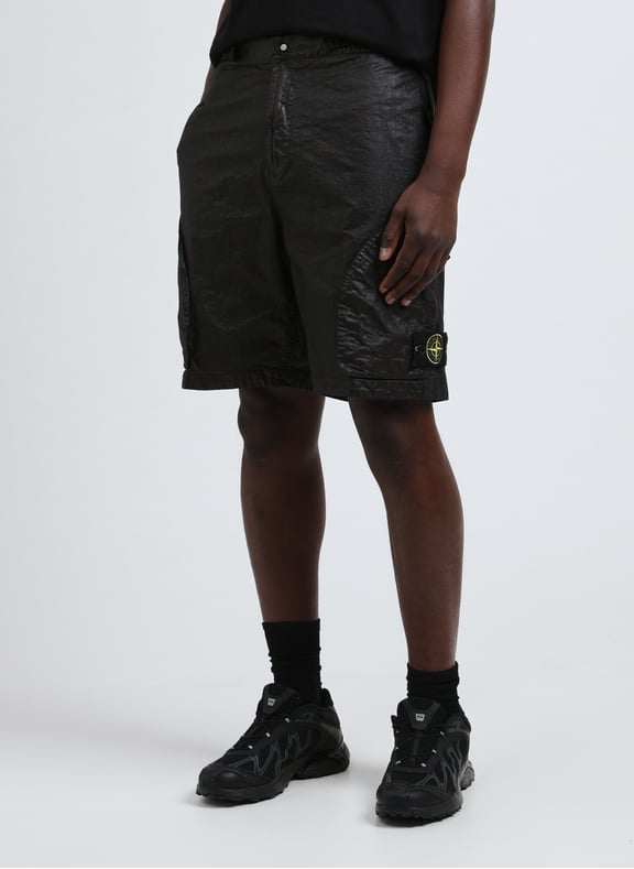 Bermuda texturé à logo Noir by STONE ISLAND STONE ISLAND Bermuda texturé à logo Noir