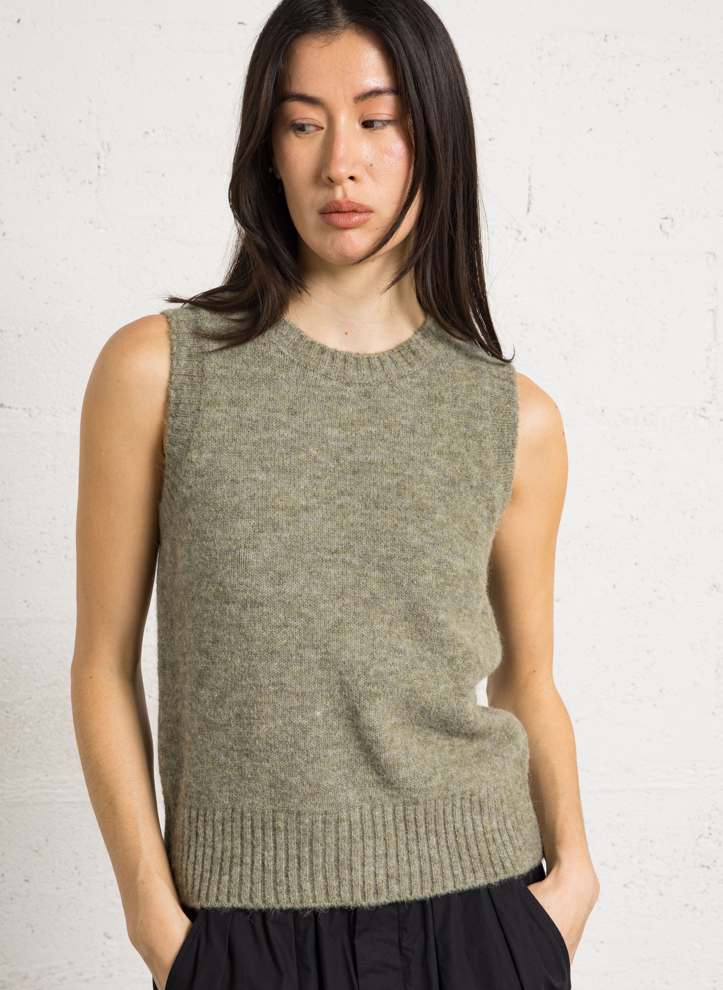 Pull droit sans manche col rond namaste SOEUR Vert