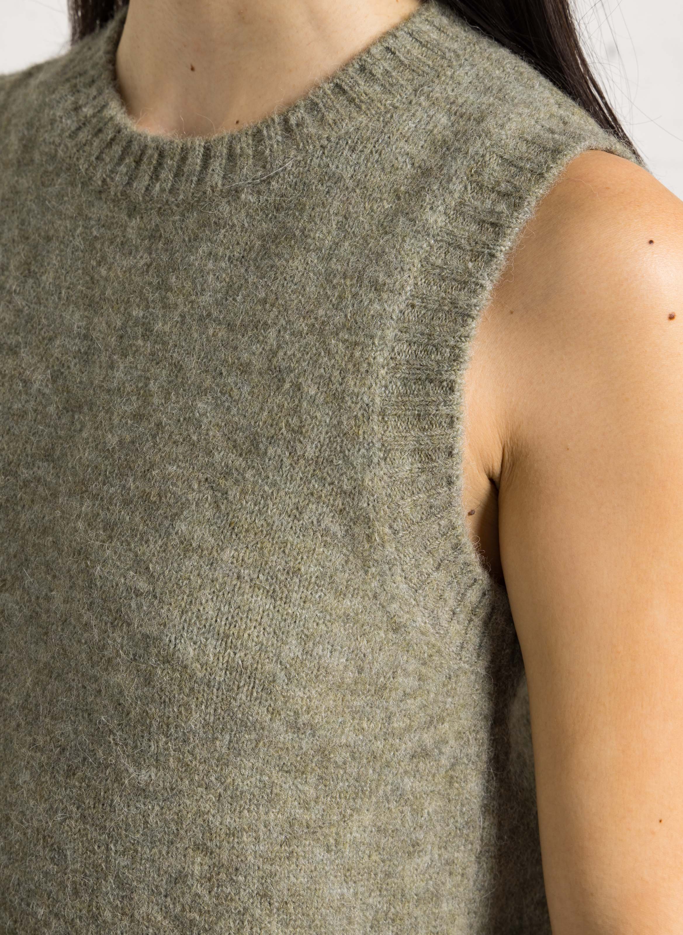 Pull droit sans manche col rond namaste SOEUR Vert