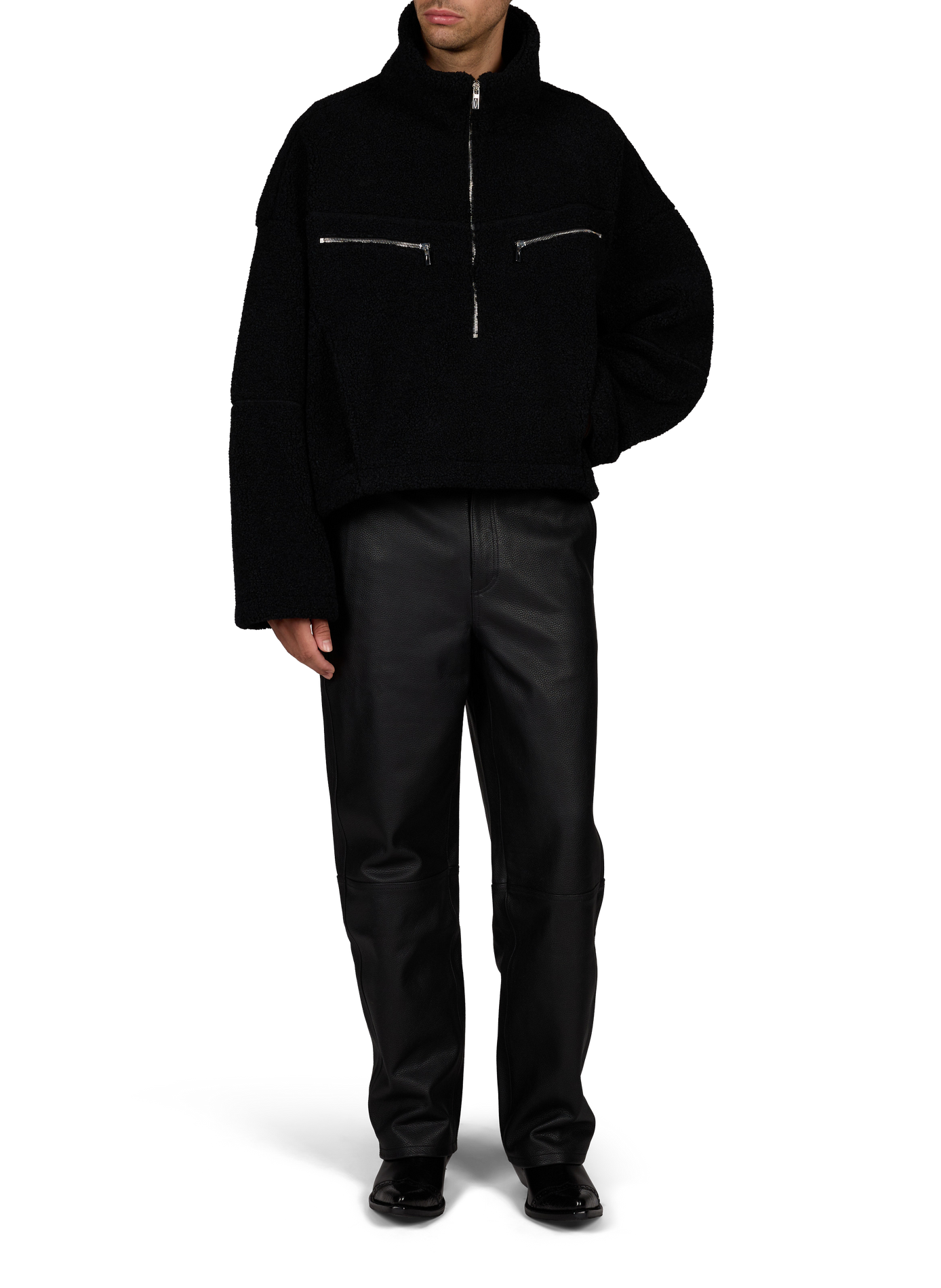 Weiter, flauschiger Oversized-Pullover mit Stehkragen. LOUIS GABRIEL NOUCHI Schwarz