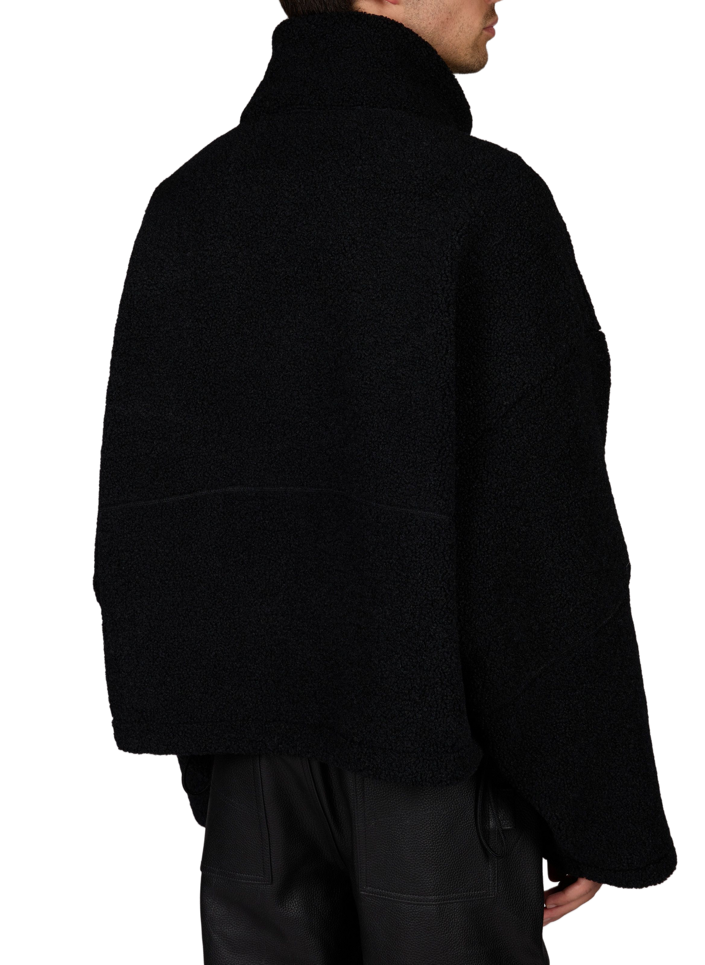 Weiter, flauschiger Oversized-Pullover mit Stehkragen. LOUIS GABRIEL NOUCHI Schwarz