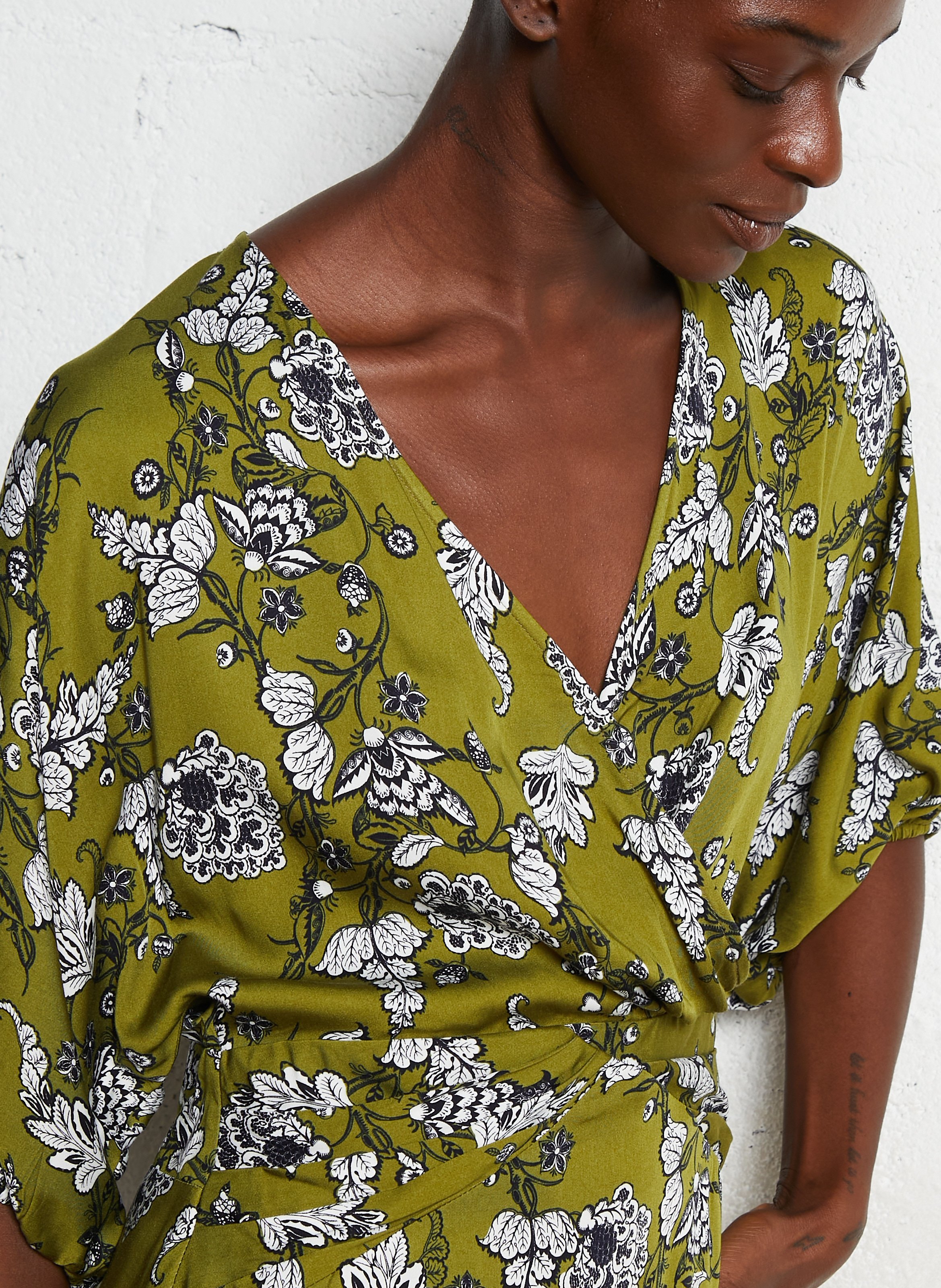 Robe courte cintrée col v IKKS Vert