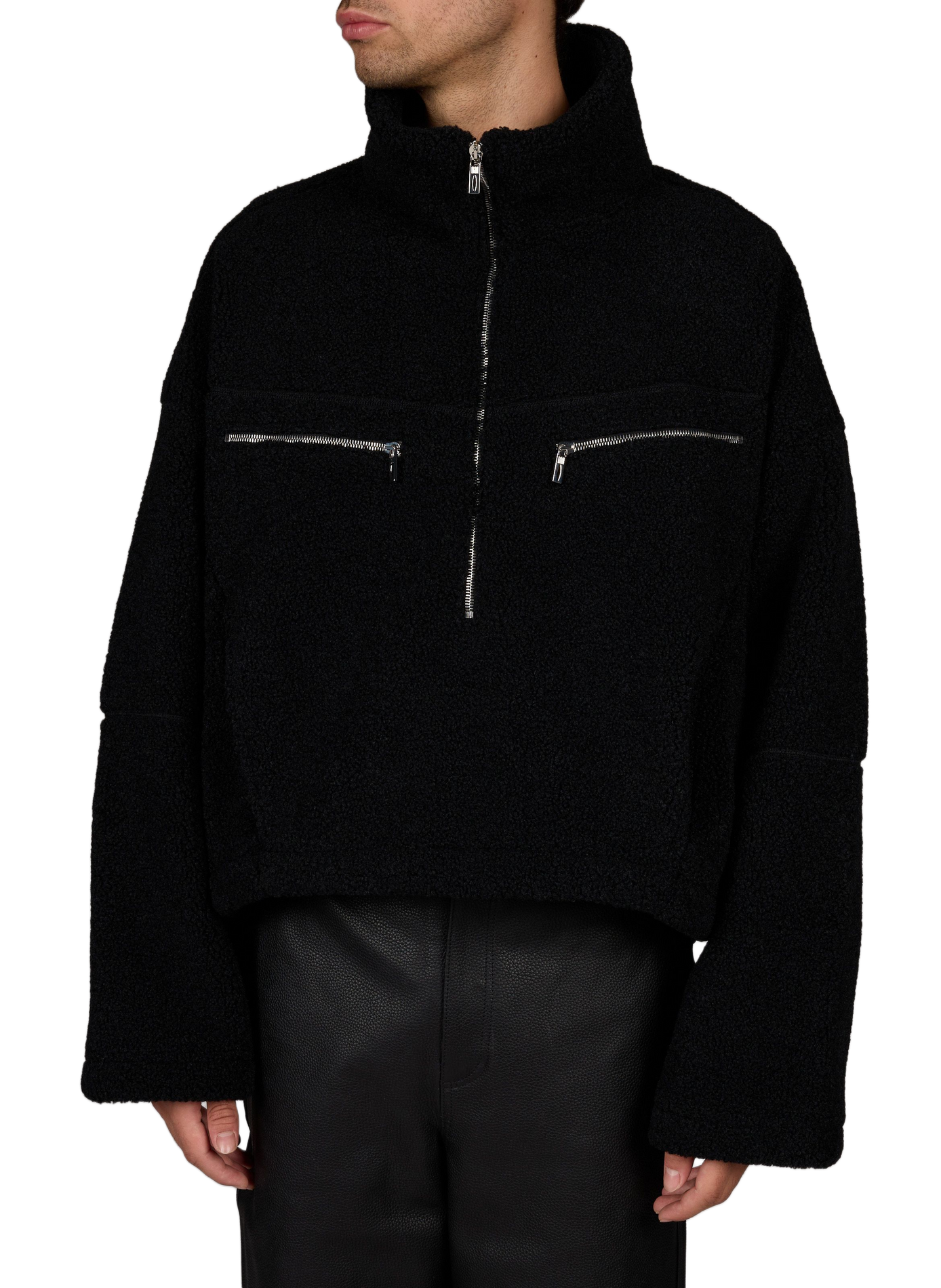 Weiter, flauschiger Oversized-Pullover mit Stehkragen. LOUIS GABRIEL NOUCHI Schwarz