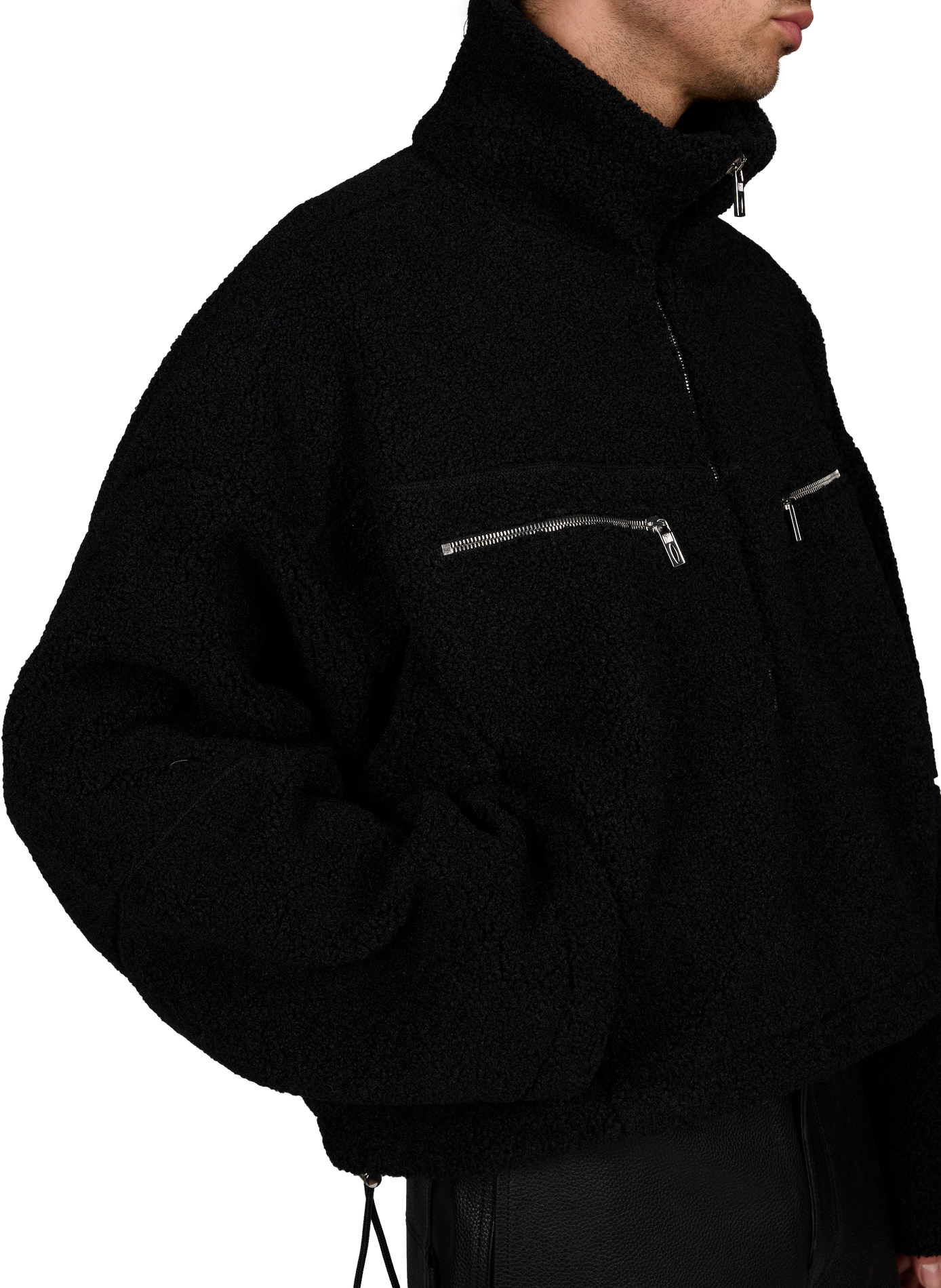 Weiter, flauschiger Oversized-Pullover mit Stehkragen. LOUIS GABRIEL NOUCHI Schwarz