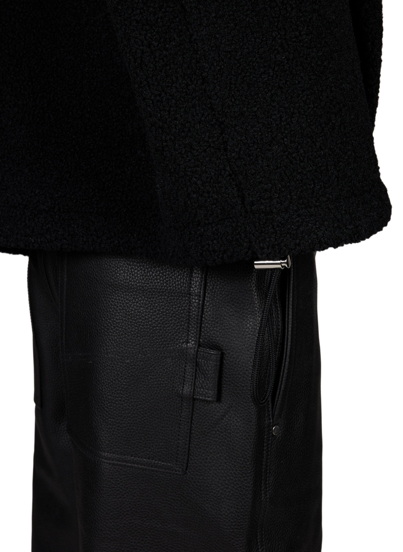 Weiter, flauschiger Oversized-Pullover mit Stehkragen. LOUIS GABRIEL NOUCHI Schwarz