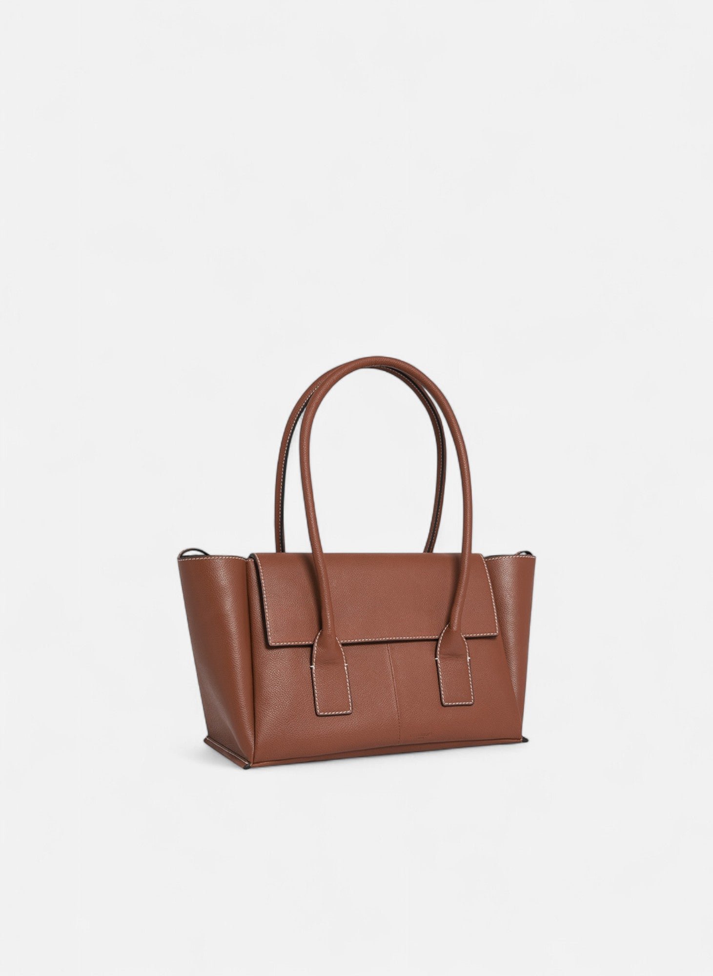 Sac cabas moyen modèle à rabat elena en cuir grainé LE TANNEUR Marron