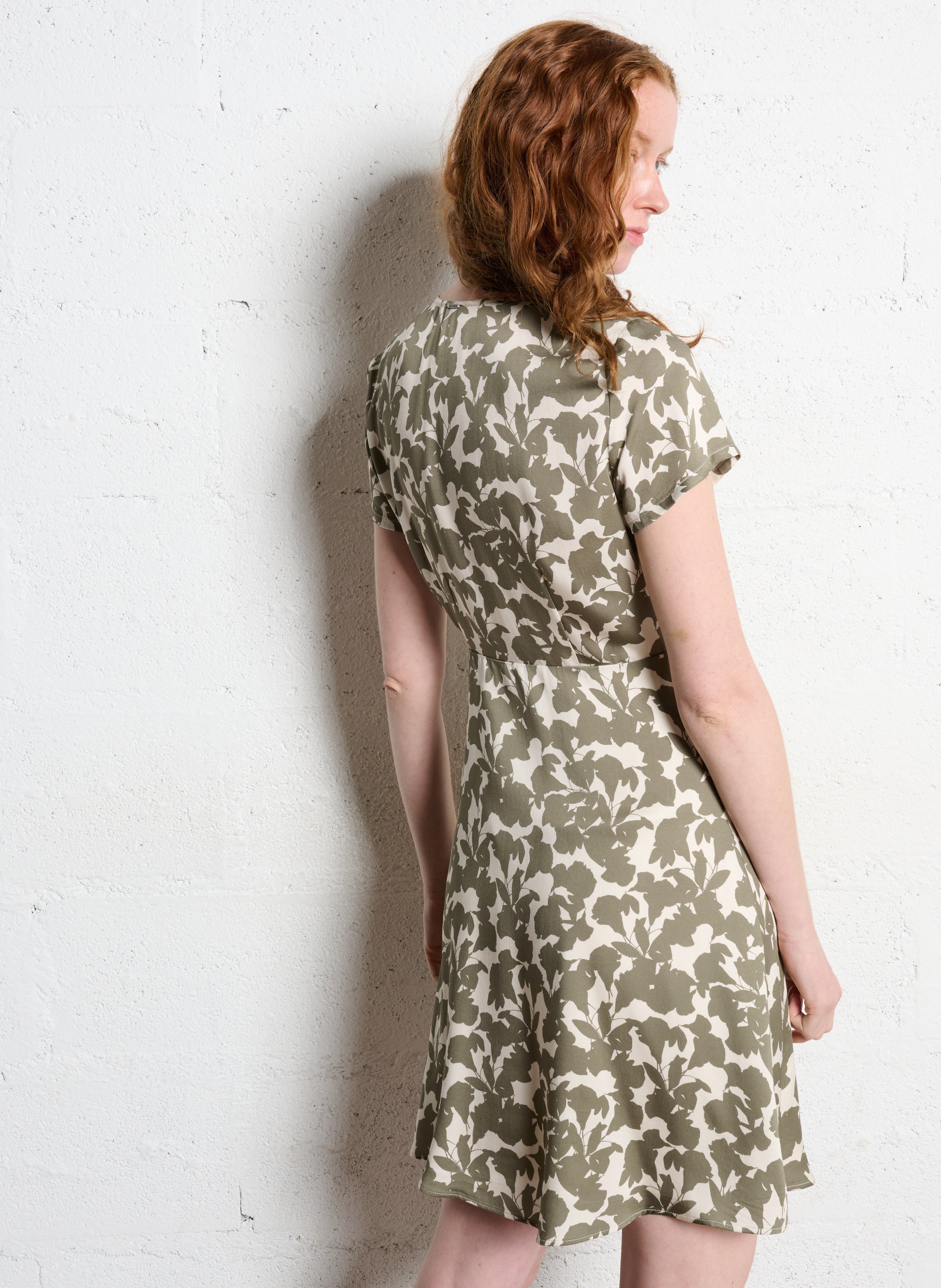 Robe portefeuille col v imprimée en satin IKKS Kaki