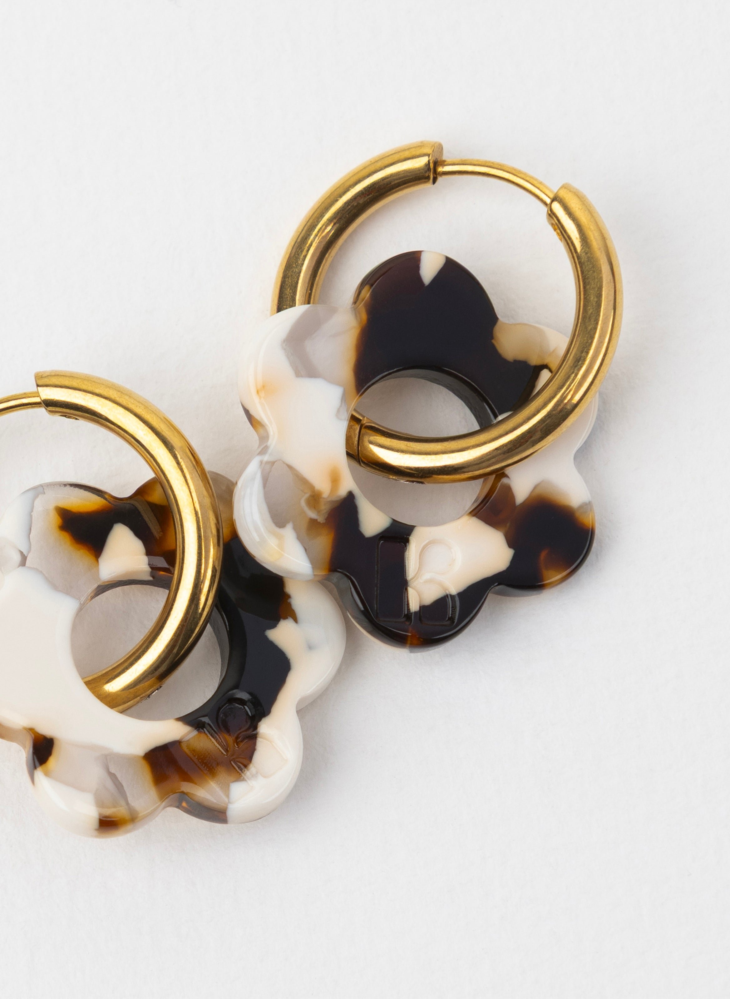 Boucles d'oreilles baby fleurette avec anneaux en acier inoxydable doré KURAGE GINZA Marron