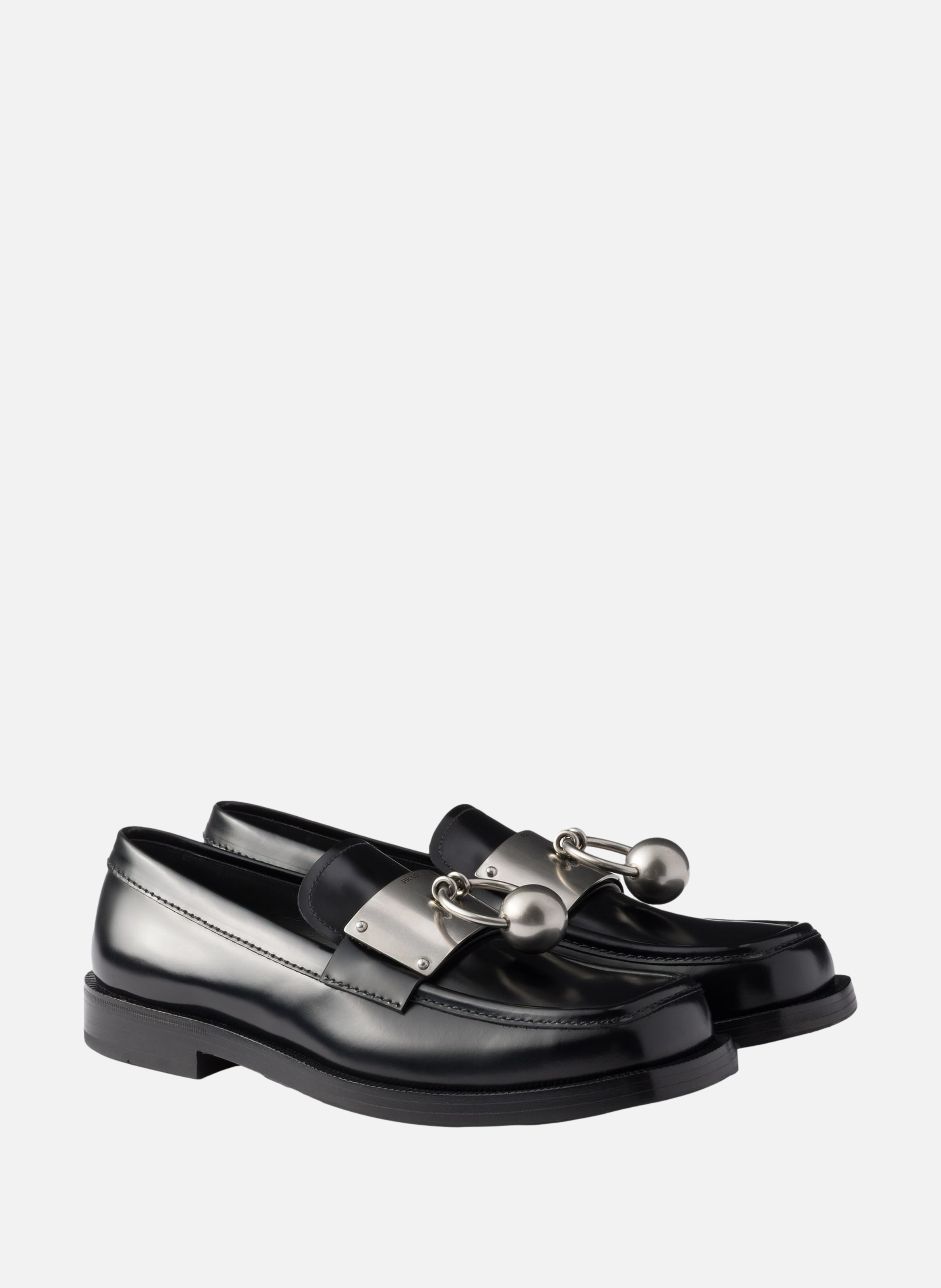 Mocassins en cuir brossé avec anneau en métal PRADA Noir