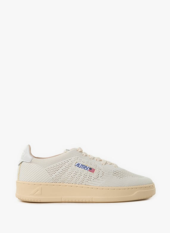 Baskets basses en cuir et maille  | Blanc by AUTRY Baskets basses en cuir et maille  Blanc