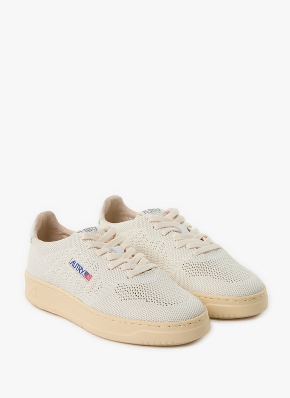 Baskets basses en cuir et maille  | Blanc by AUTRY Baskets basses en cuir et maille  Blanc